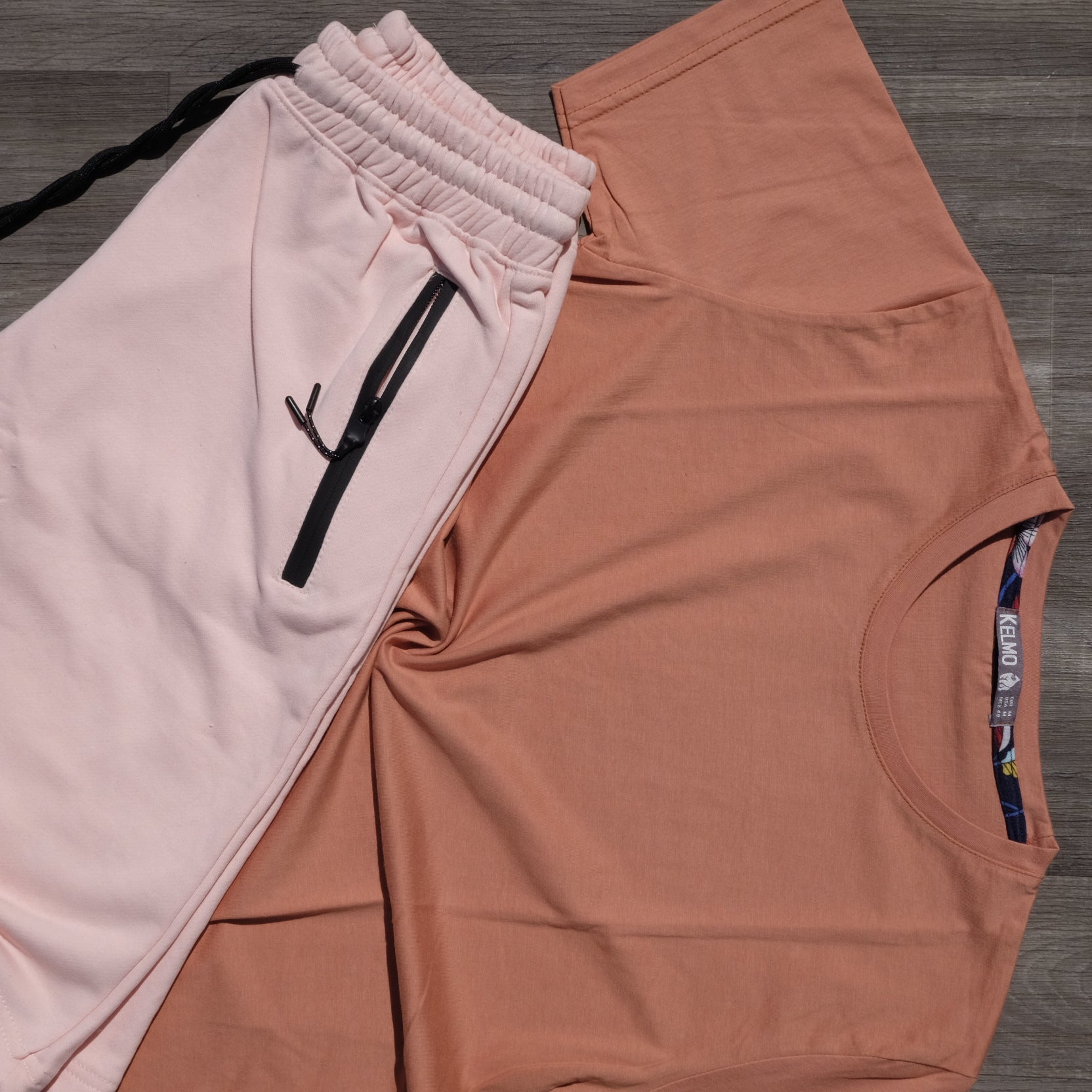 Ensemble T-Shirt Saumon Foncé et Short Rose