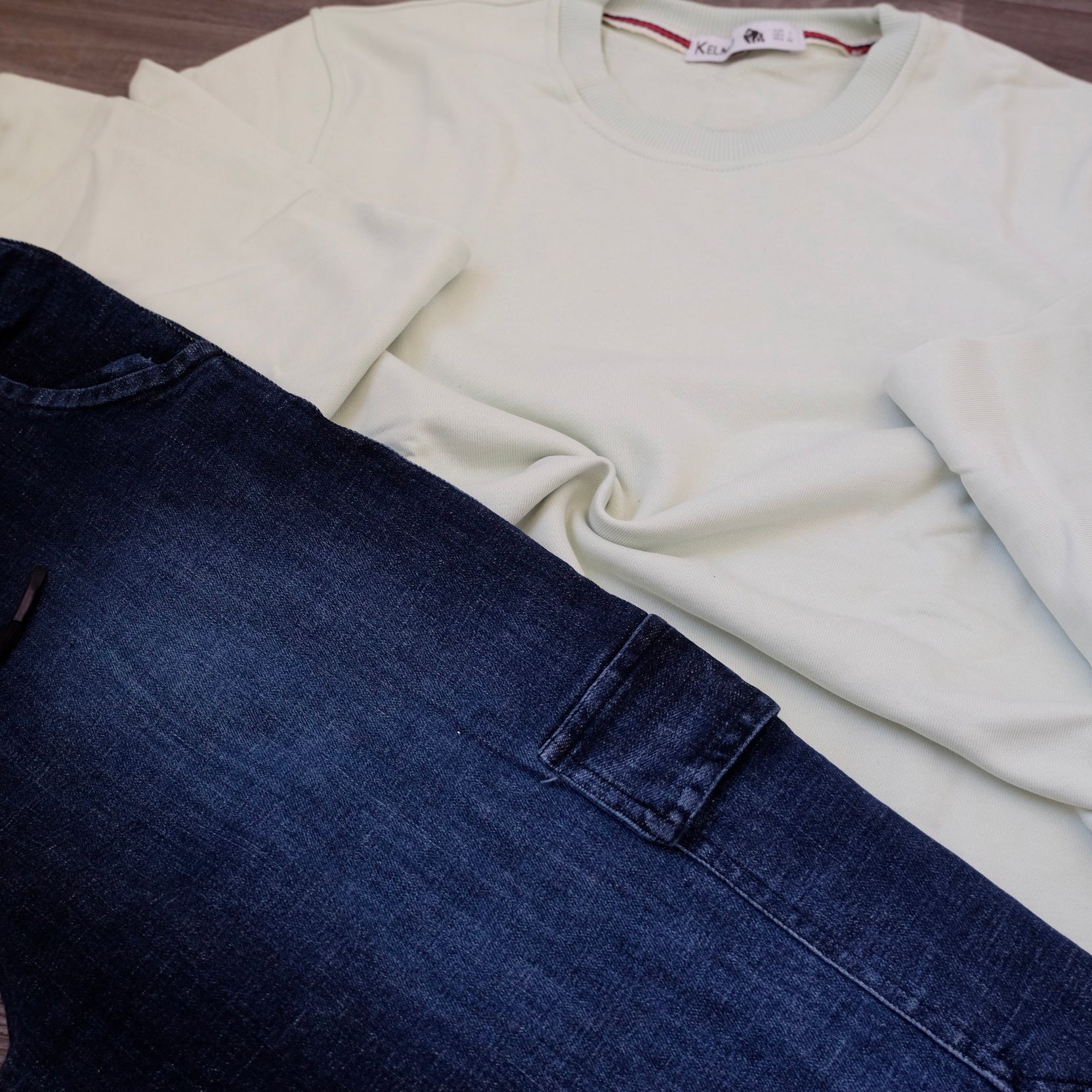 Ensemble Cargo Jeans Délavé Bleu Straight + Sweat Beige