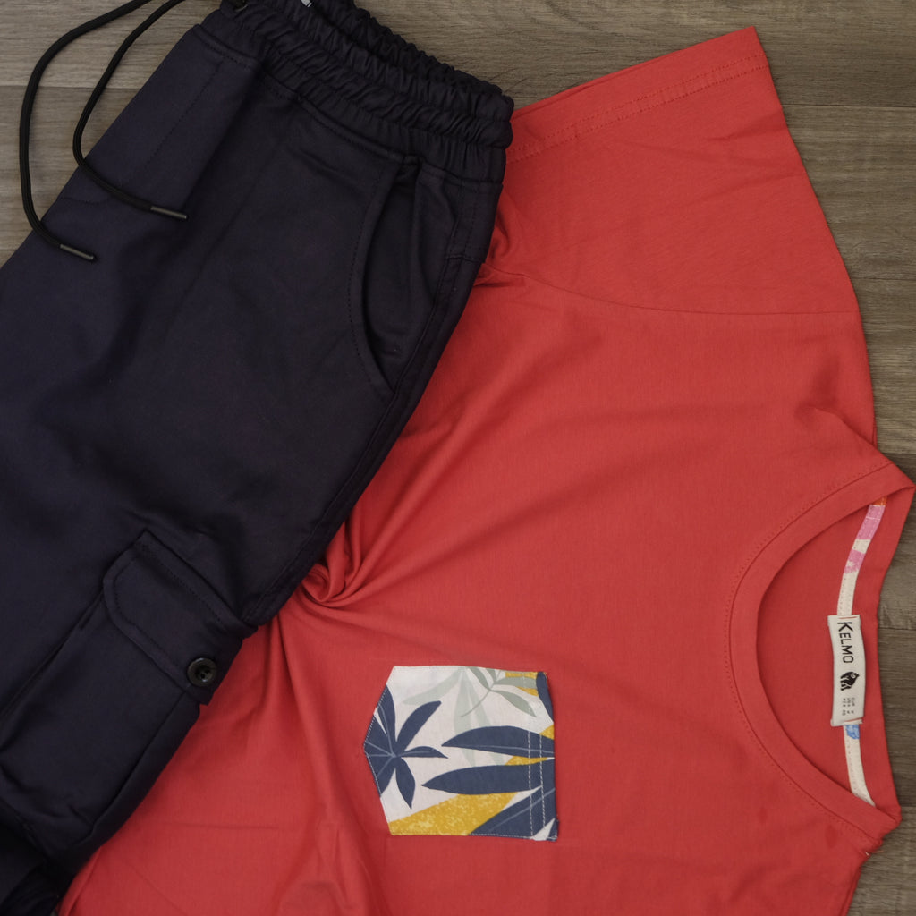 Ensemble T-shirt Rouge Hawaï et Cargo Bleu Marine