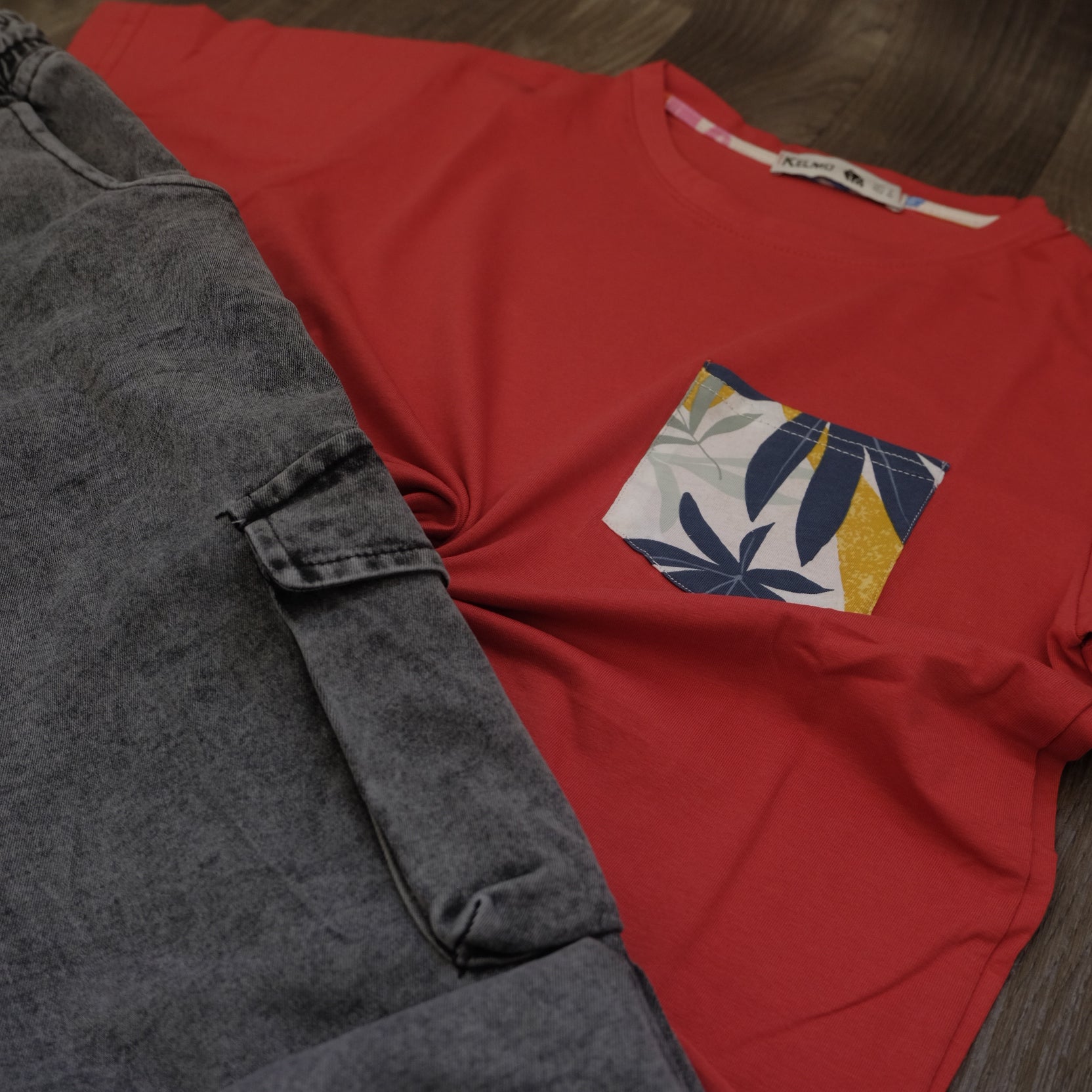 Ensemble T-shirt Rouge Hawaï et Jean Gris Délavé