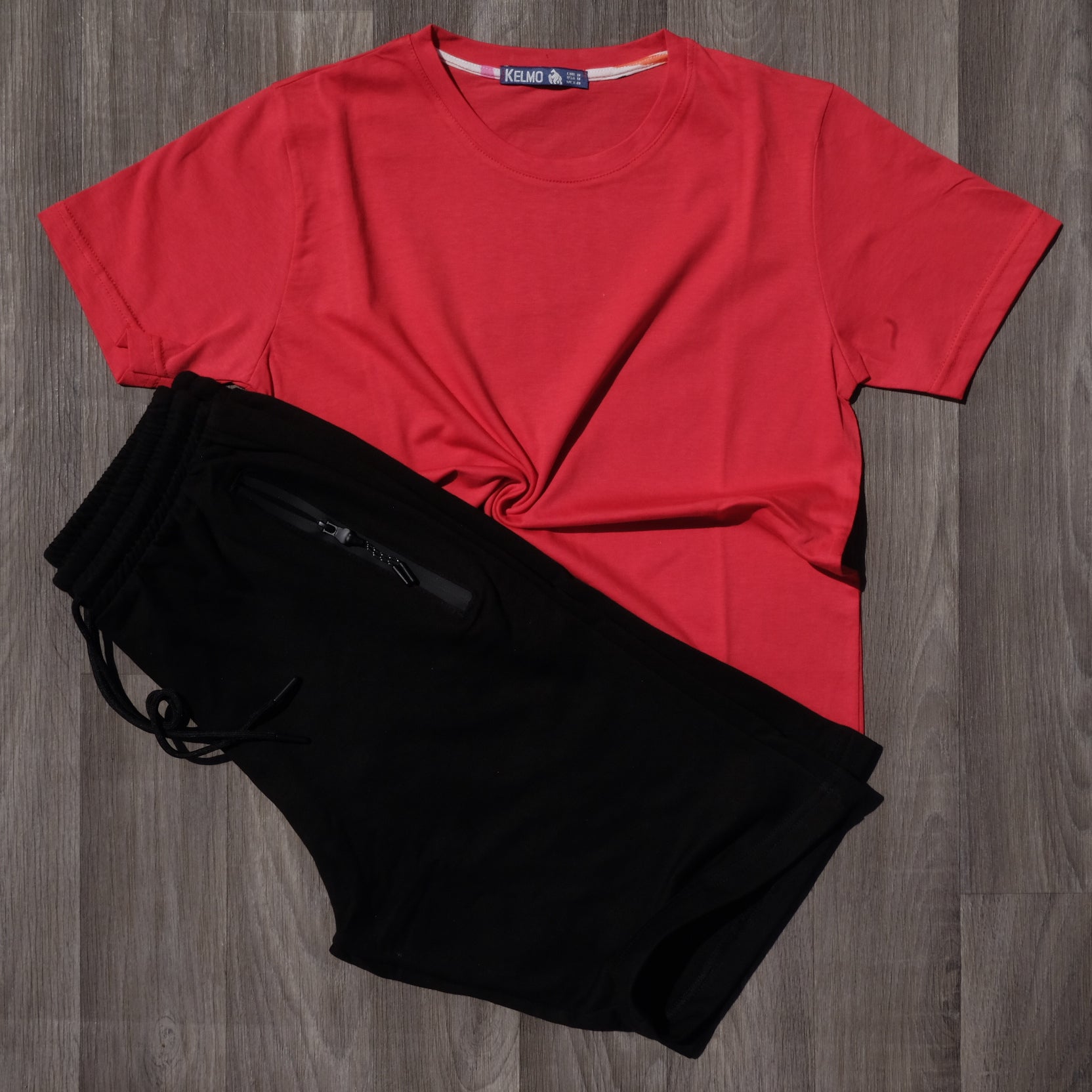 Ensemble T-Shirt Rouge et Short Noir