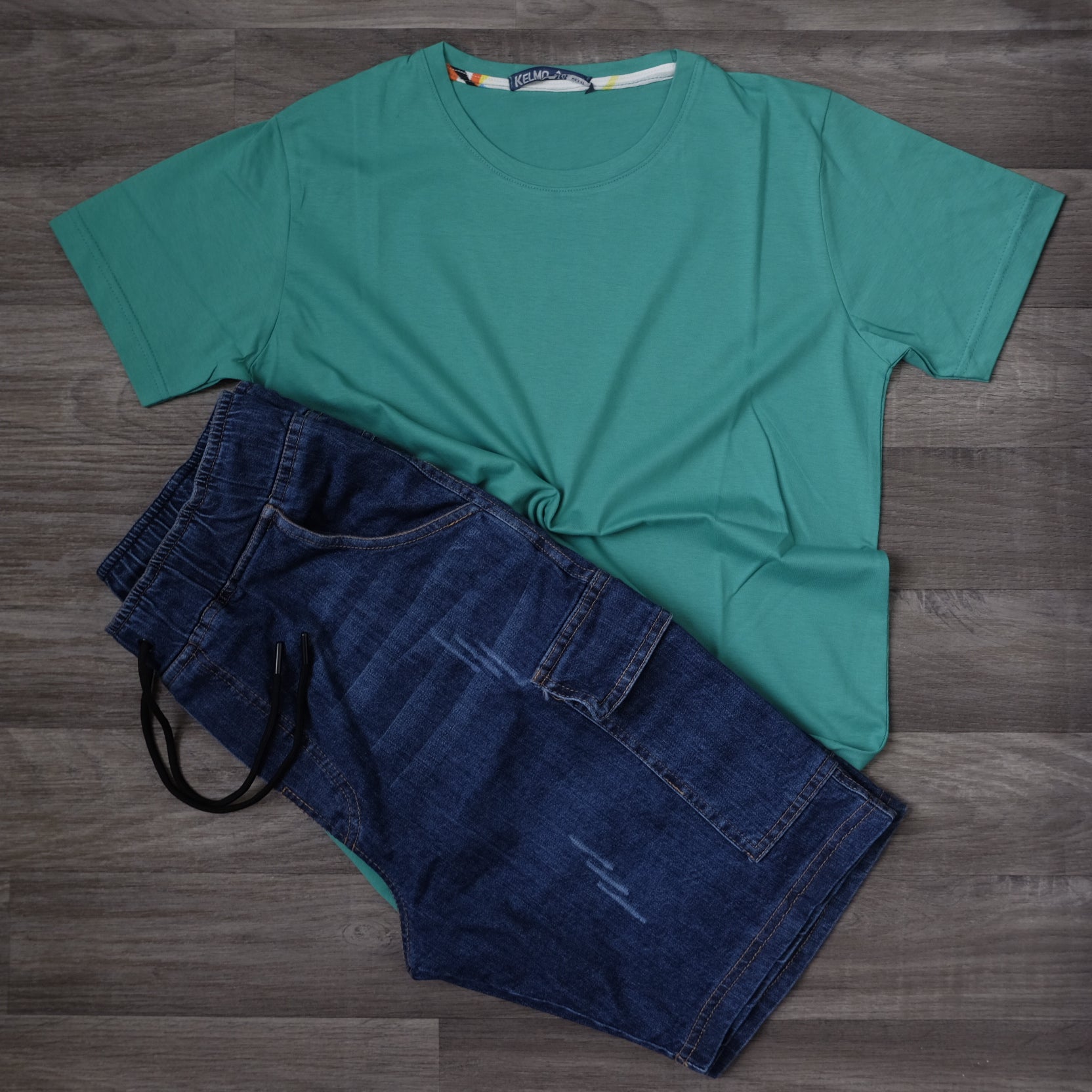 Ensemble T-shirt Vert Menthe et Short Jean Cargo Bleu Indigo