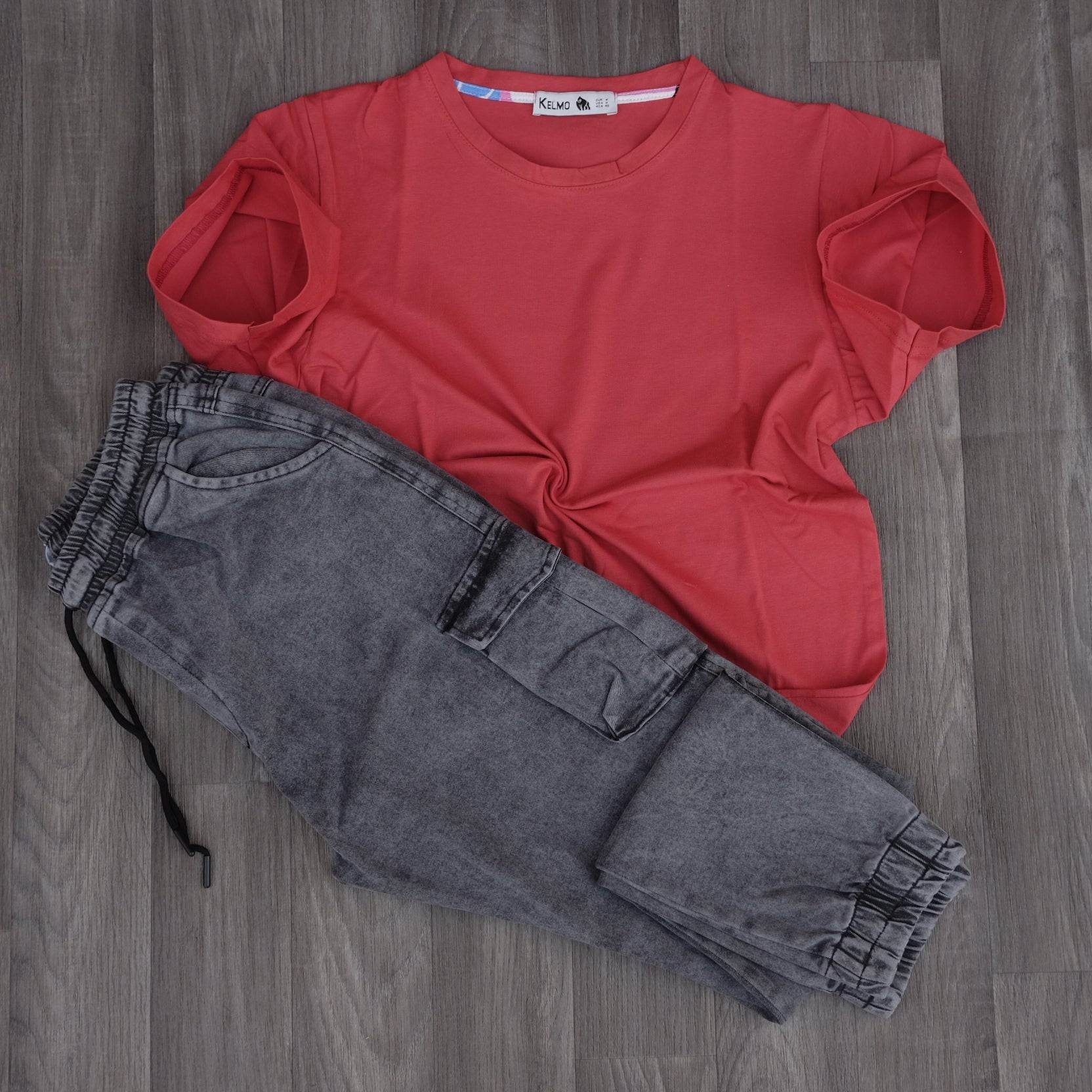 Ensemble T-shirt Rouge et Jean Cargo Délavé Gris