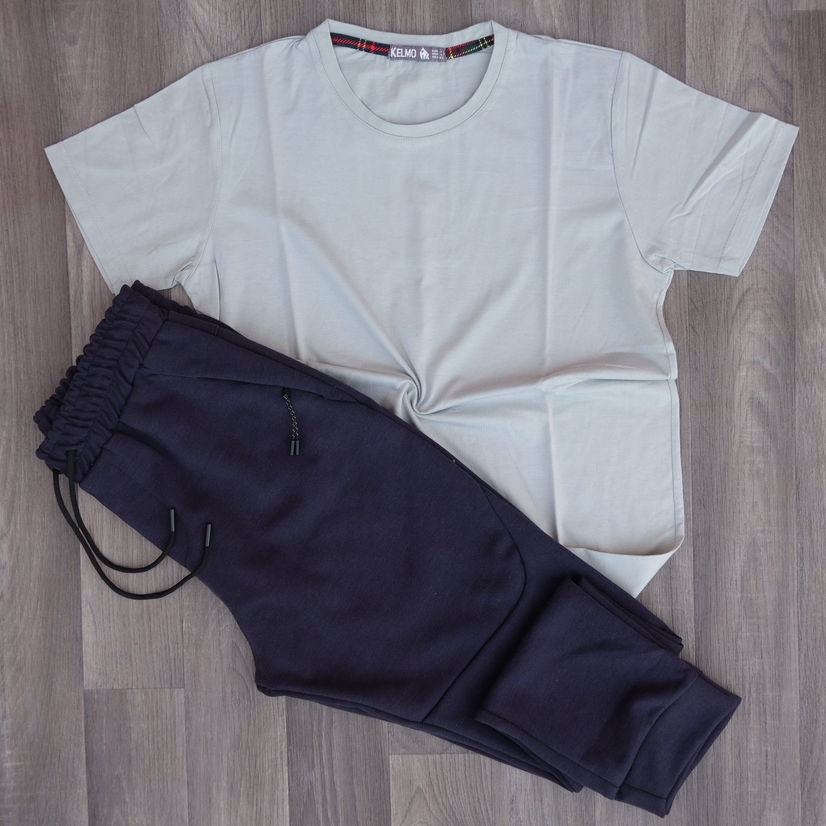 Ensemble T-shirt Gris Clair et Jogging Bleu Marine