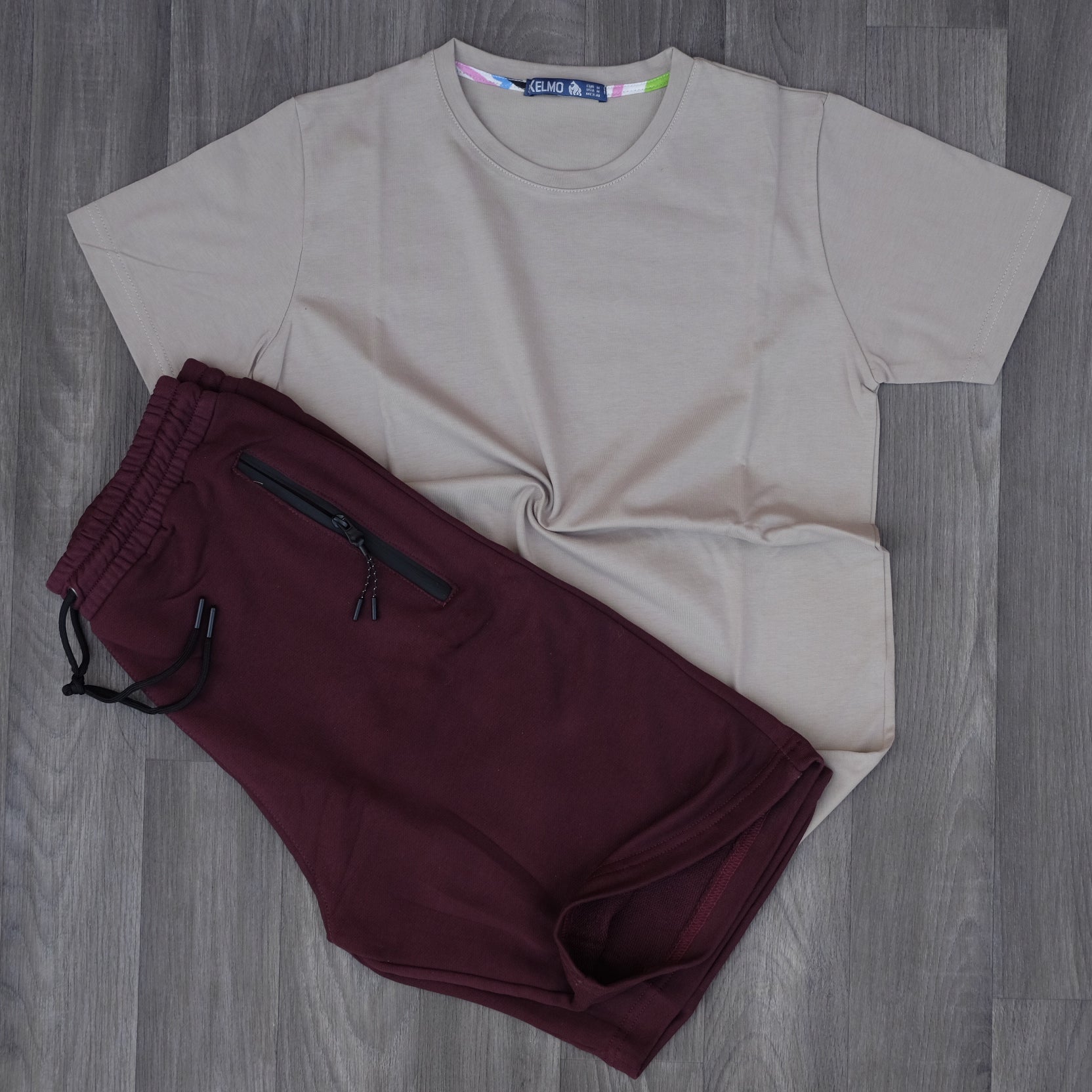 Ensemble T-Shirt Beige et Short Grenat
