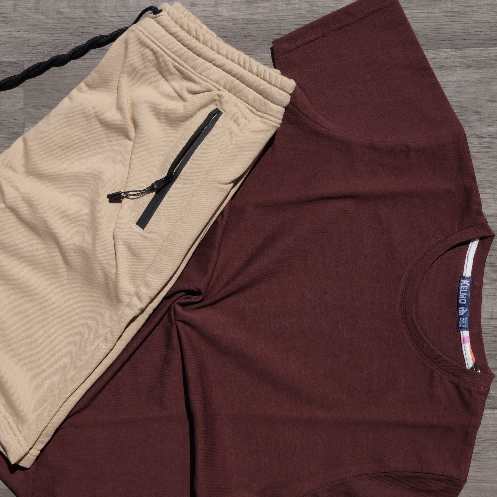 Ensemble T-Shirt Grenat et Short Beige