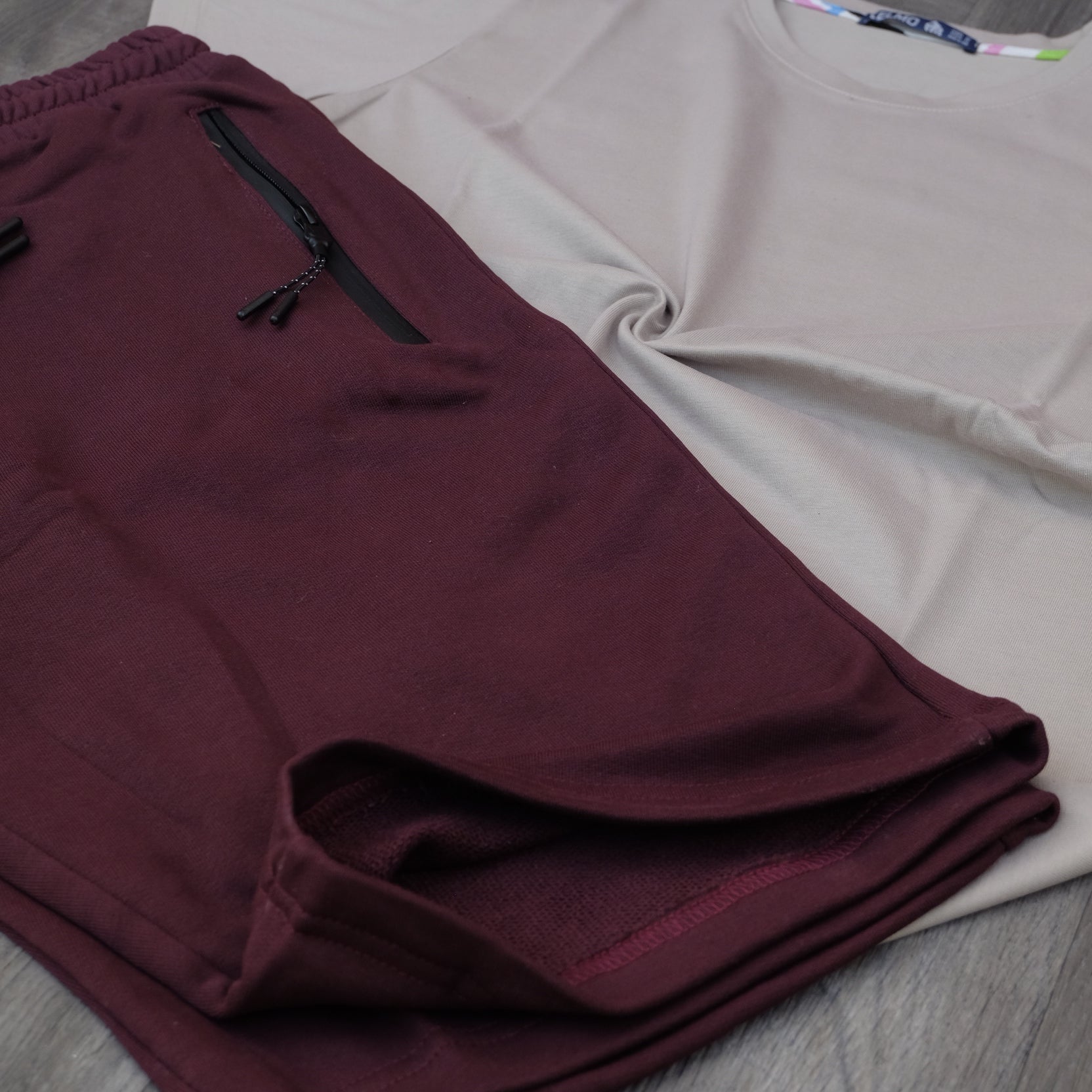 Ensemble T-Shirt Beige et Short Grenat