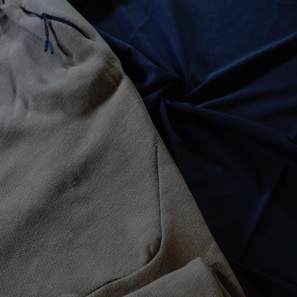 Ensemble T-shirt Bleu Marine et Jogging Beige Foncé