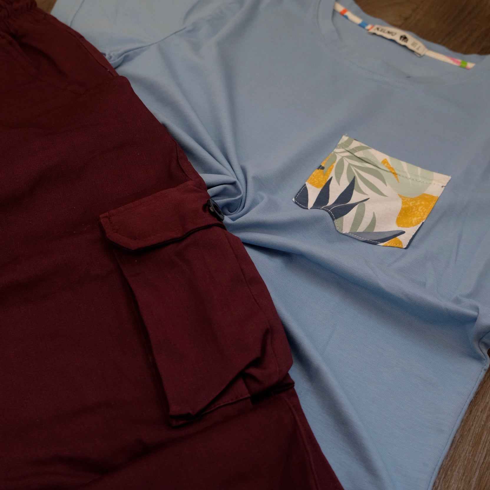 Ensemble T-shirt Bleu Ciel Hawaï et Cargo Grenat
