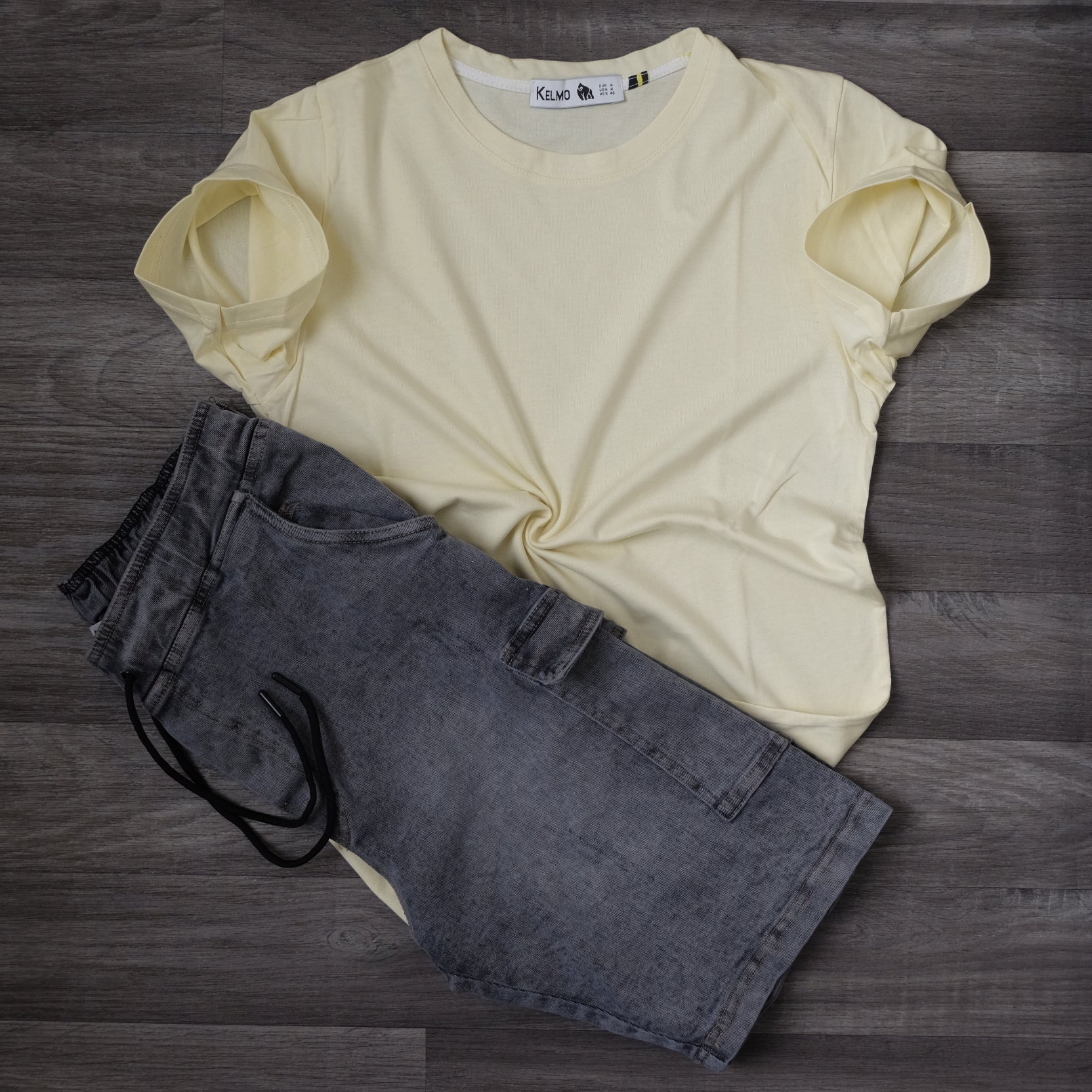Ensemble T-shirt Jaune Pâle et Short Jean Cargo Gris Foncé Délavé