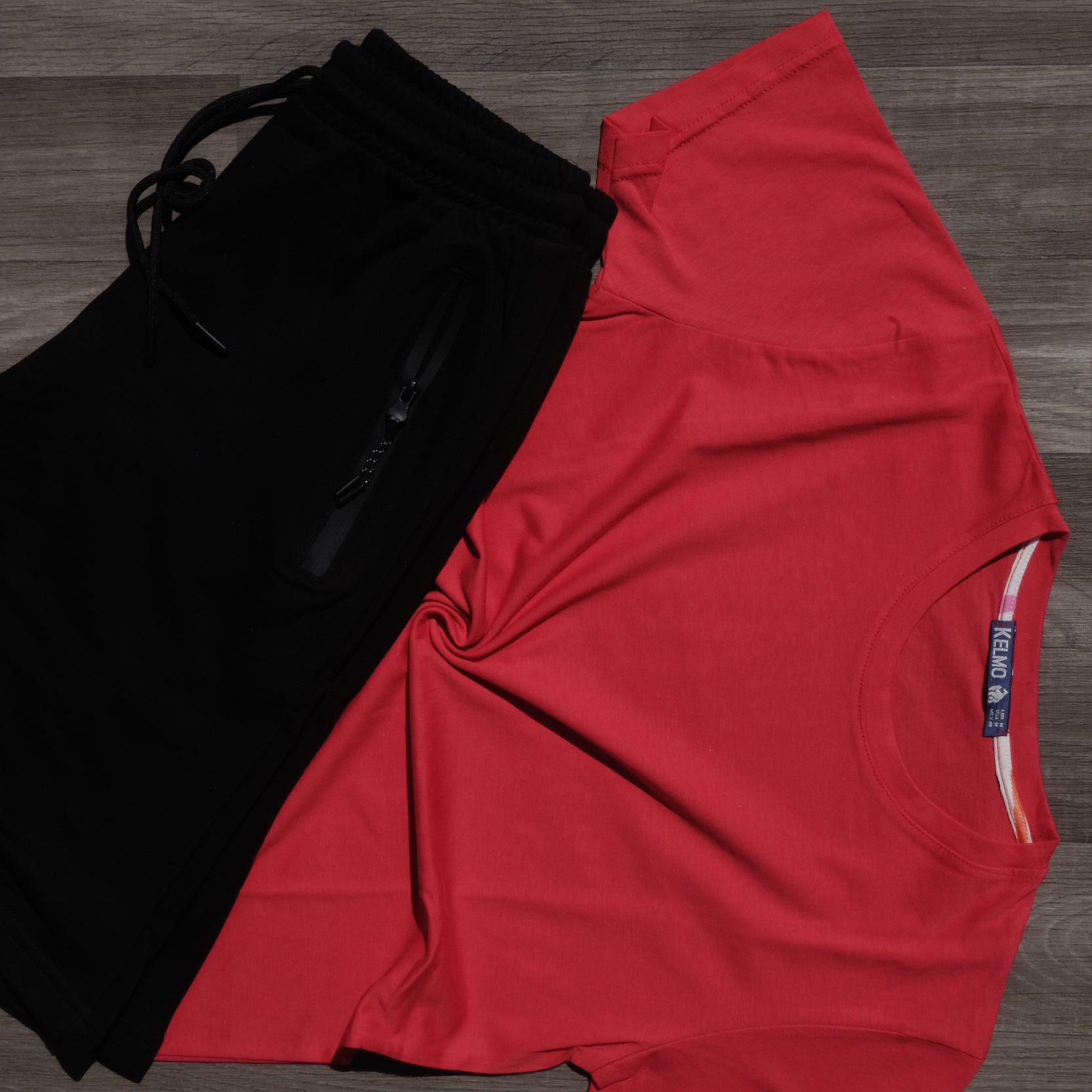 Ensemble T-Shirt Rouge et Short Noir