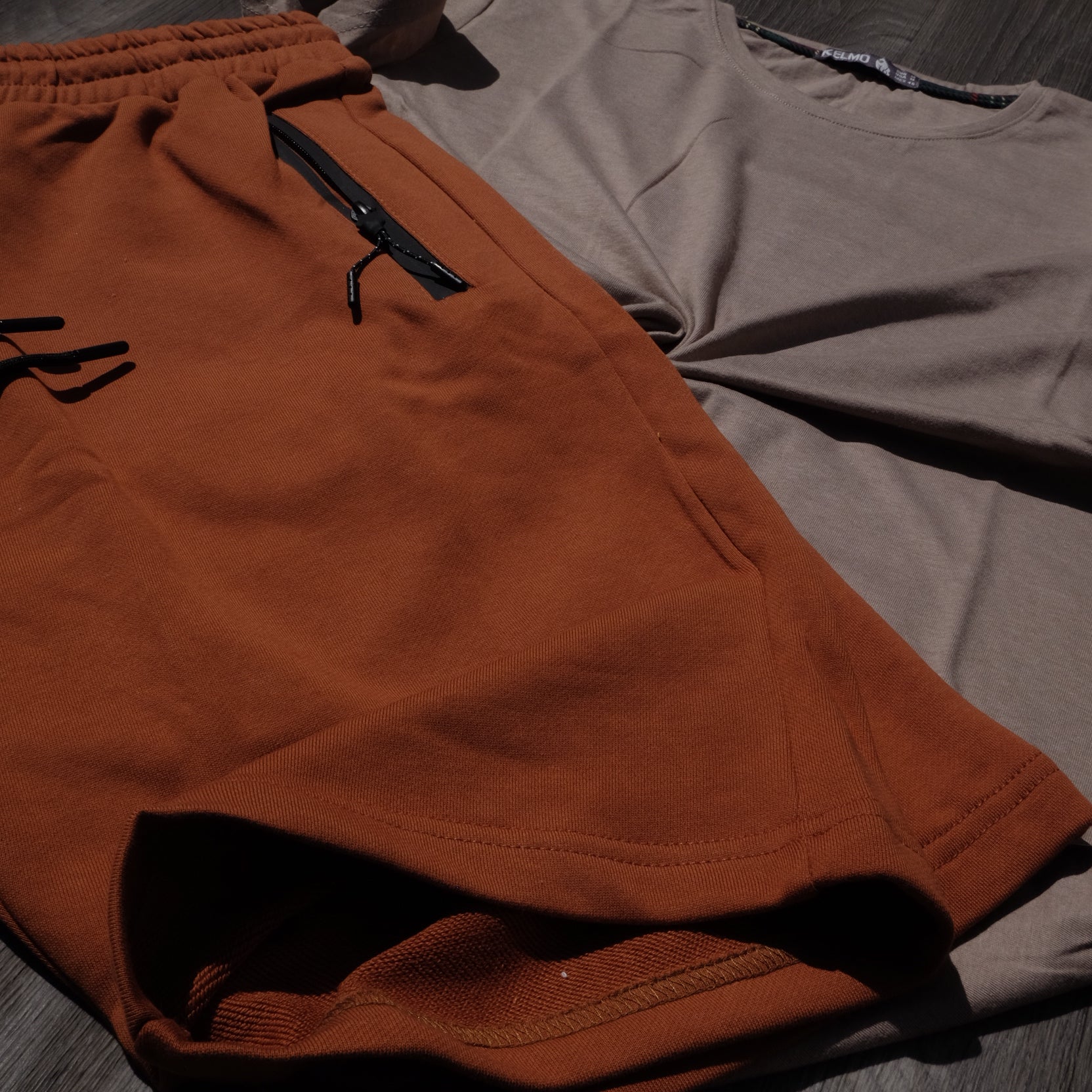 Ensemble T-Shirt Beige Foncé et Short Rouge Brique