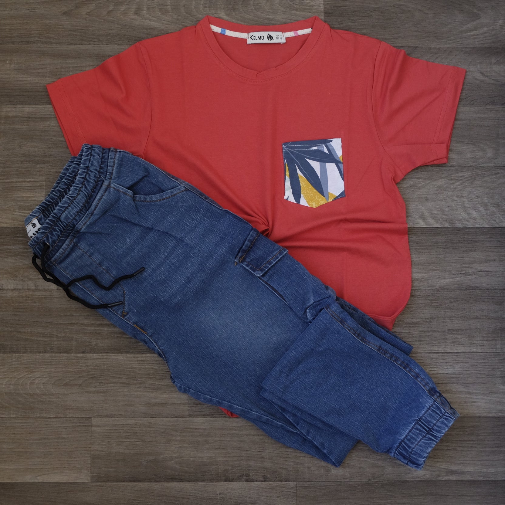 Ensemble T-shirt Rouge Hawaï et Jean Bleu Délavé