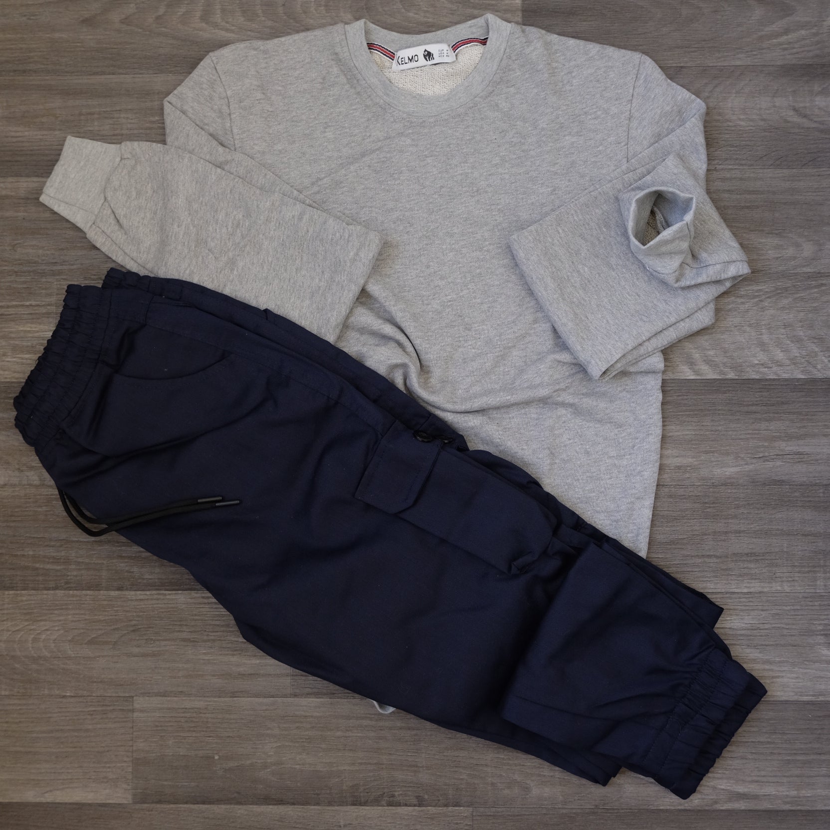 Ensemble Cargo Bleu Marine + Sweat Gris Chine Clair