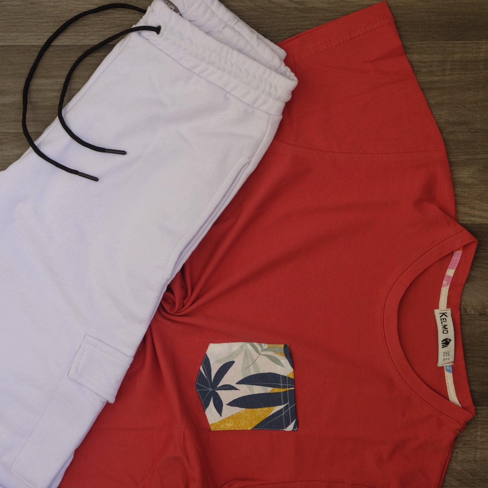 Ensemble T-shirt Rouge Hawaï et Jogging Cargo Blanc