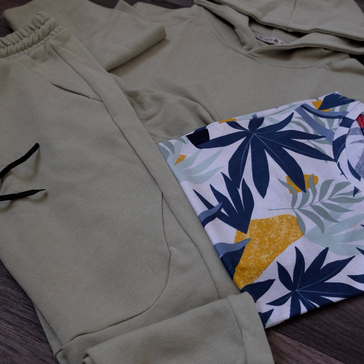 Ensemble Enfant 3 Pièces Survêtement à Capuche Vert Sauge + T-Shirt Imprimé Tropical