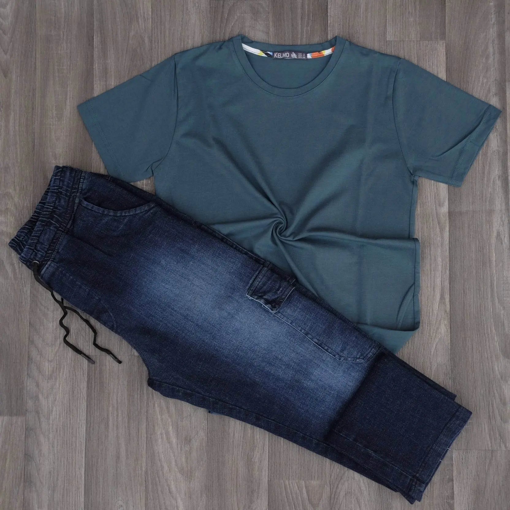 Ensemble T-shirt Bleu Pétrole et Jean Délavé Straight
