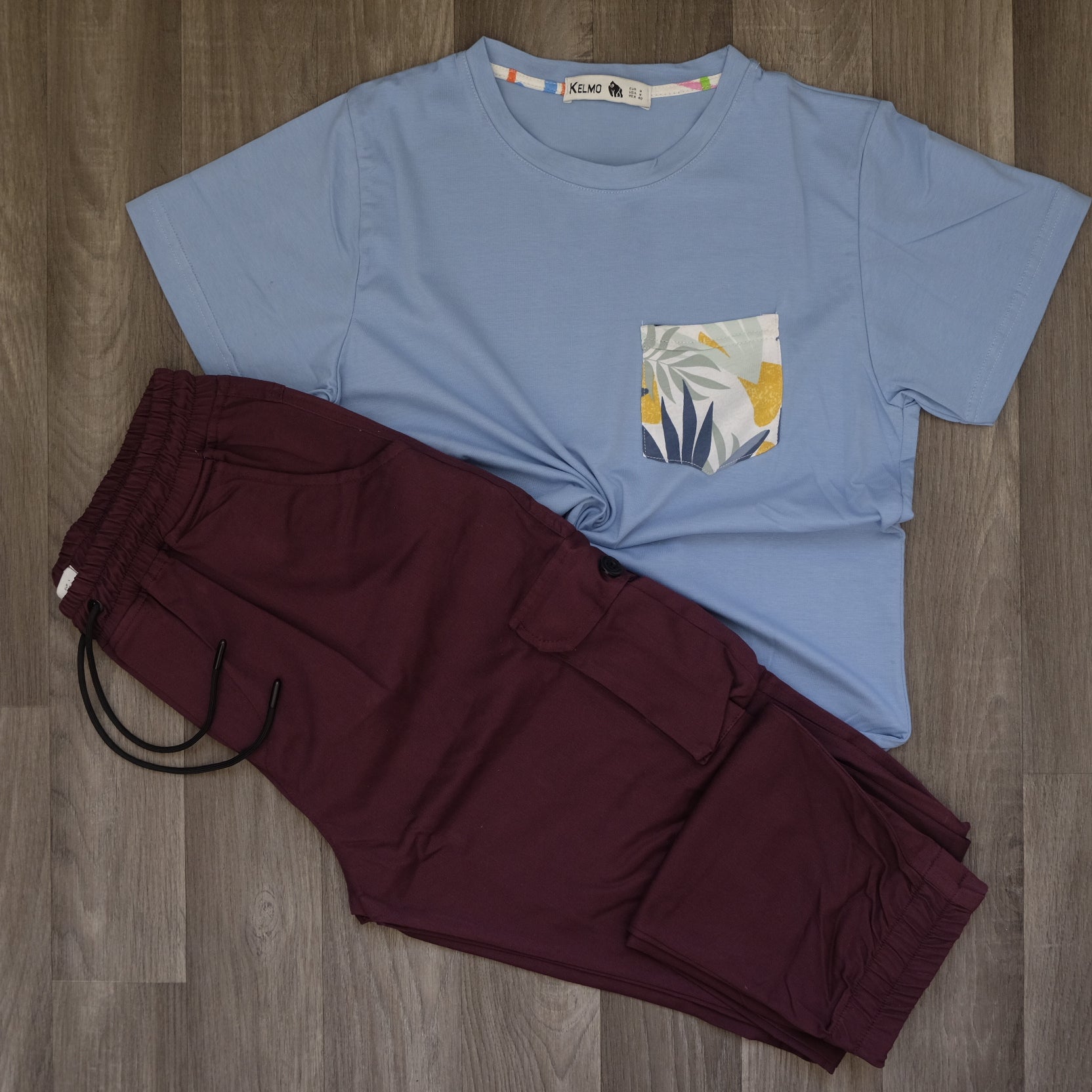 Ensemble T-shirt Bleu Ciel Hawaï et Cargo Grenat
