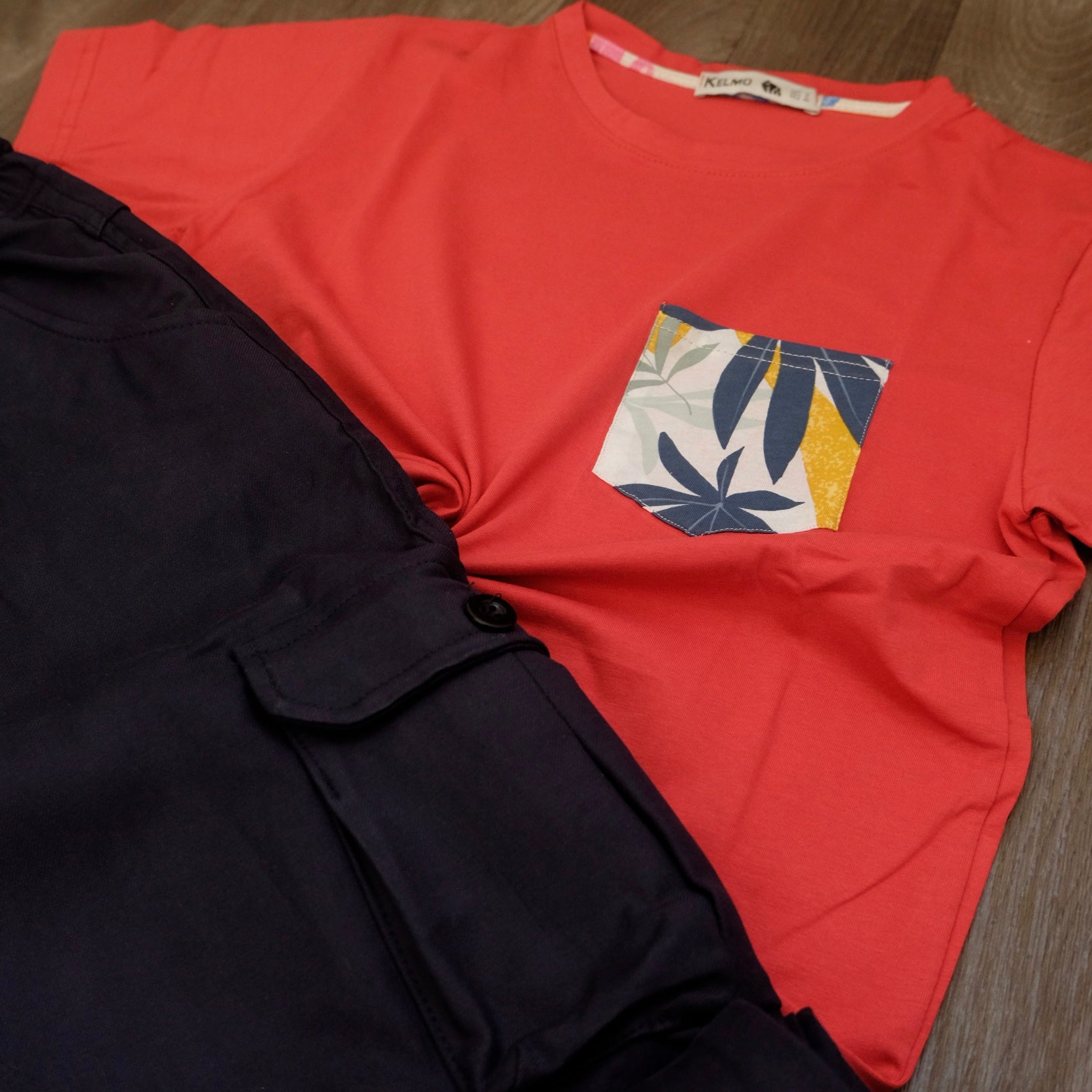 Ensemble T-shirt Rouge Hawaï et Cargo Bleu Marine