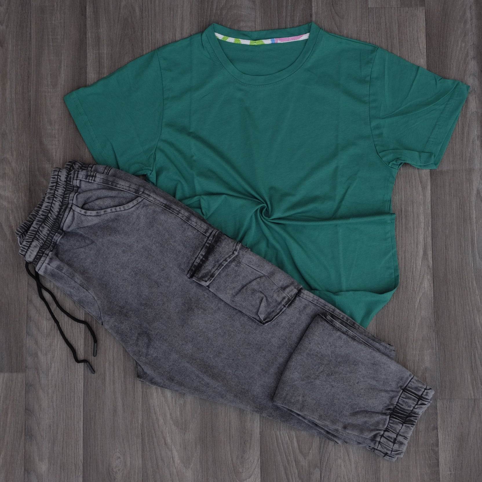 Ensemble T-shirt Vert Émeraude et Jean Cargo Délavé Gris