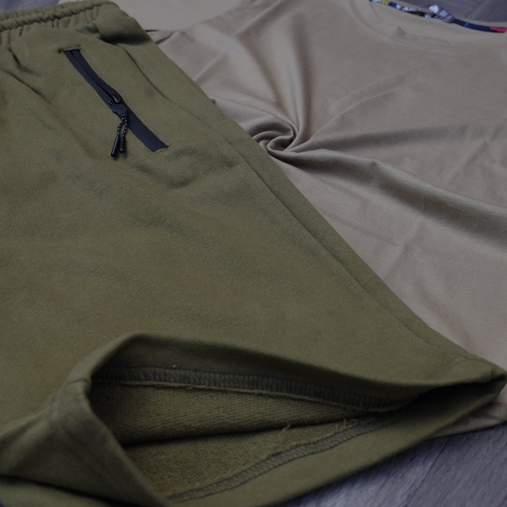 Ensemble T-Shirt Beige Foncé et Short Kaki