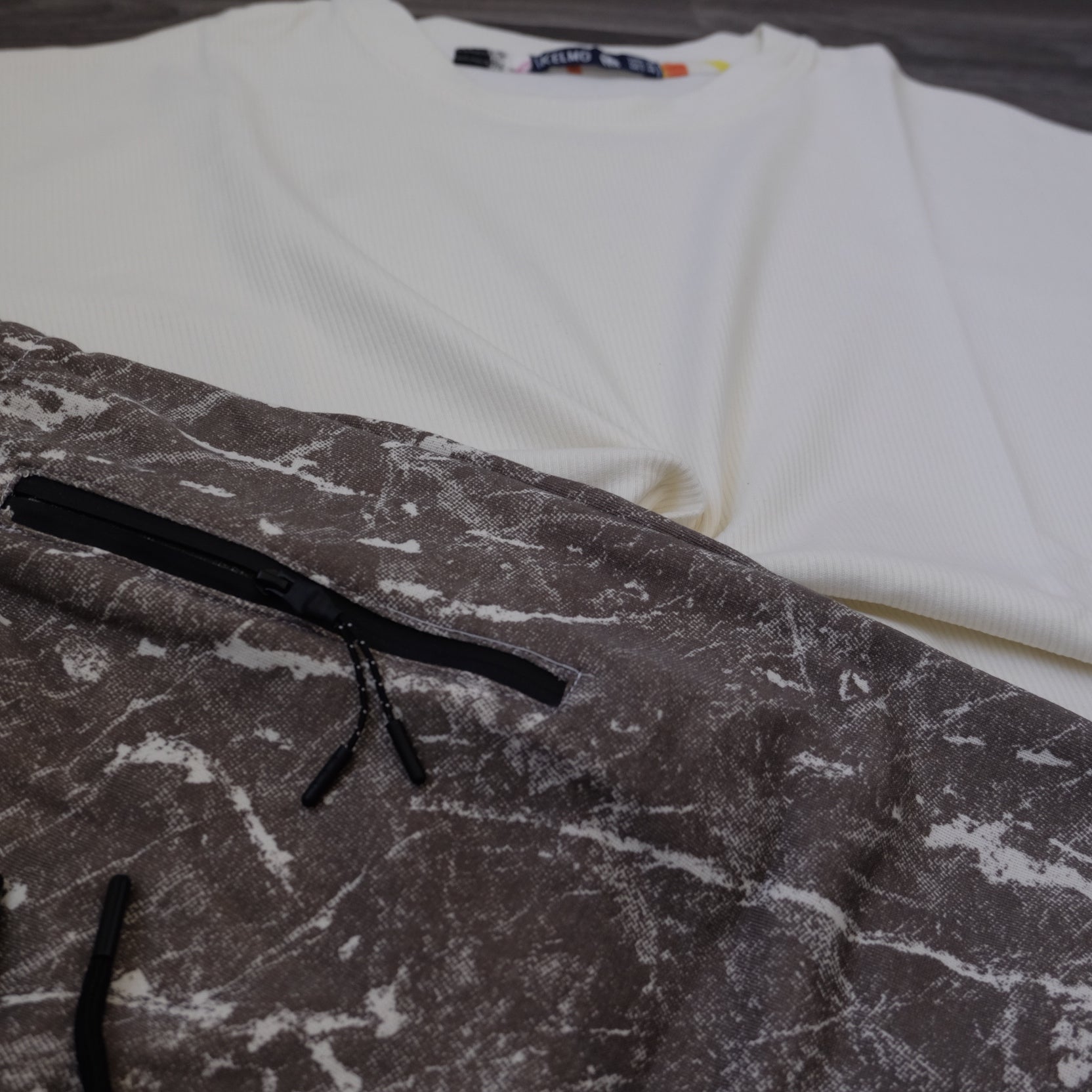 Ensemble T-shirt Blanc Oversize et Short Imprimé Marbre Marron