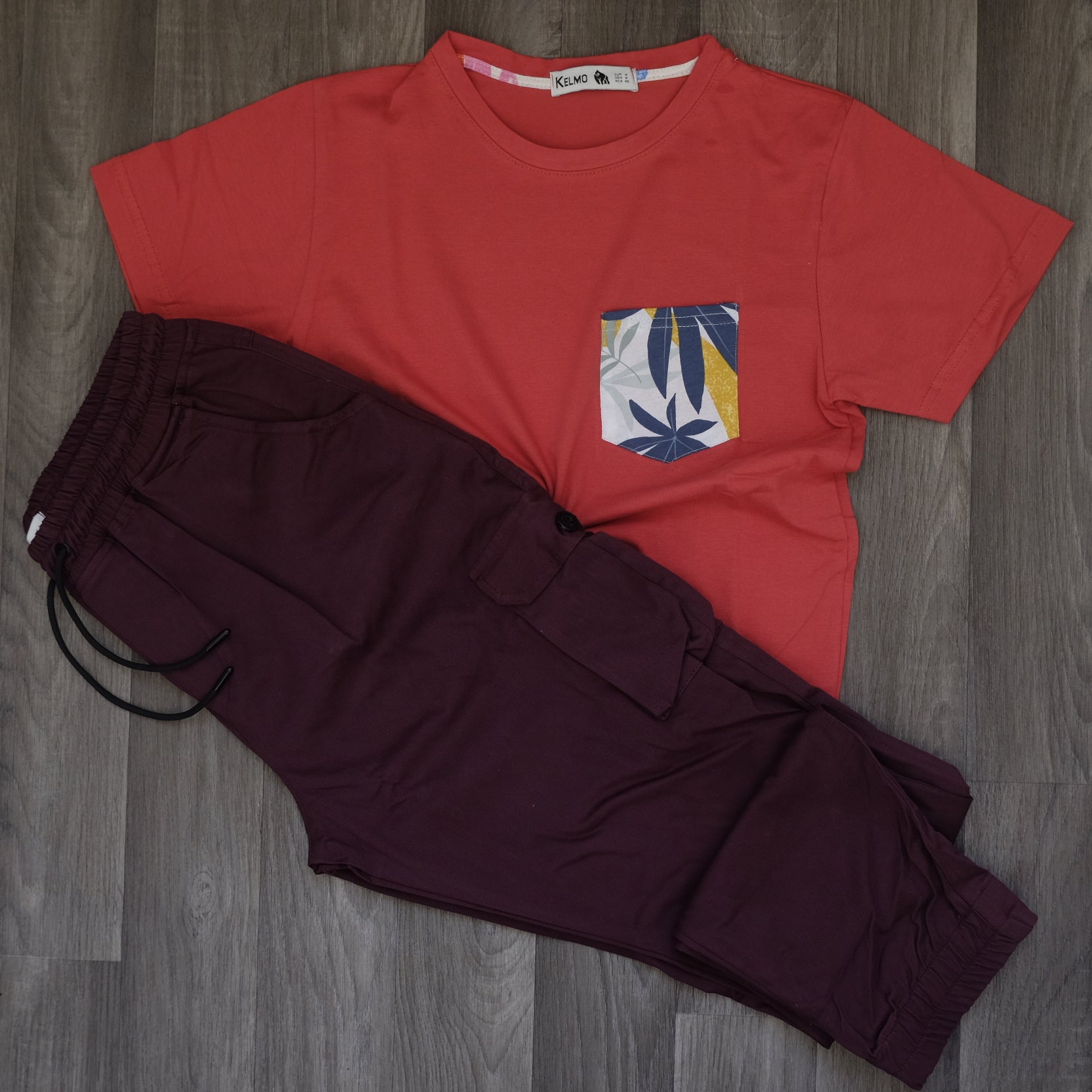 Ensemble T-shirt Rouge Hawaï et Cargo Grenat