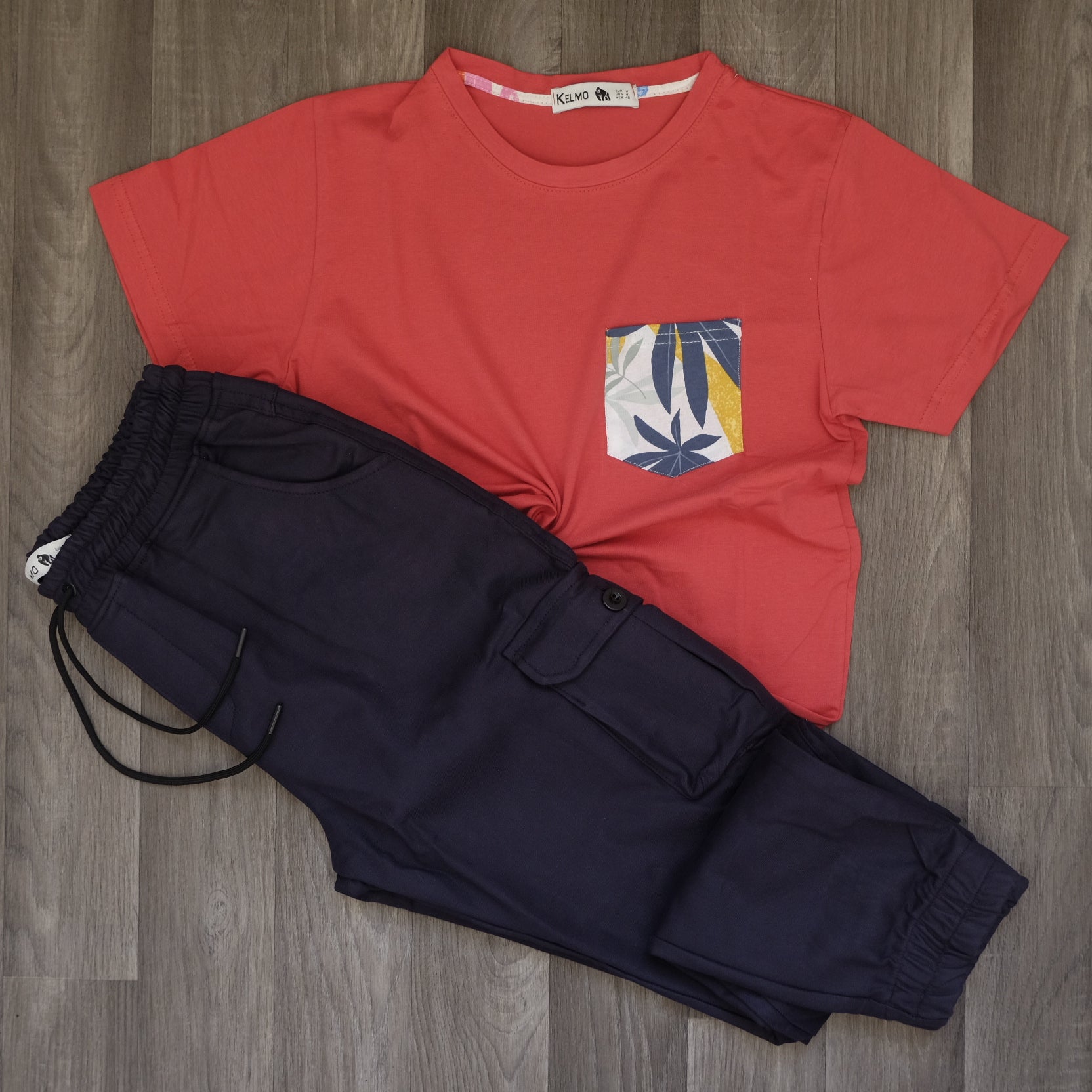 Ensemble T-shirt Rouge Hawaï et Cargo Bleu Marine
