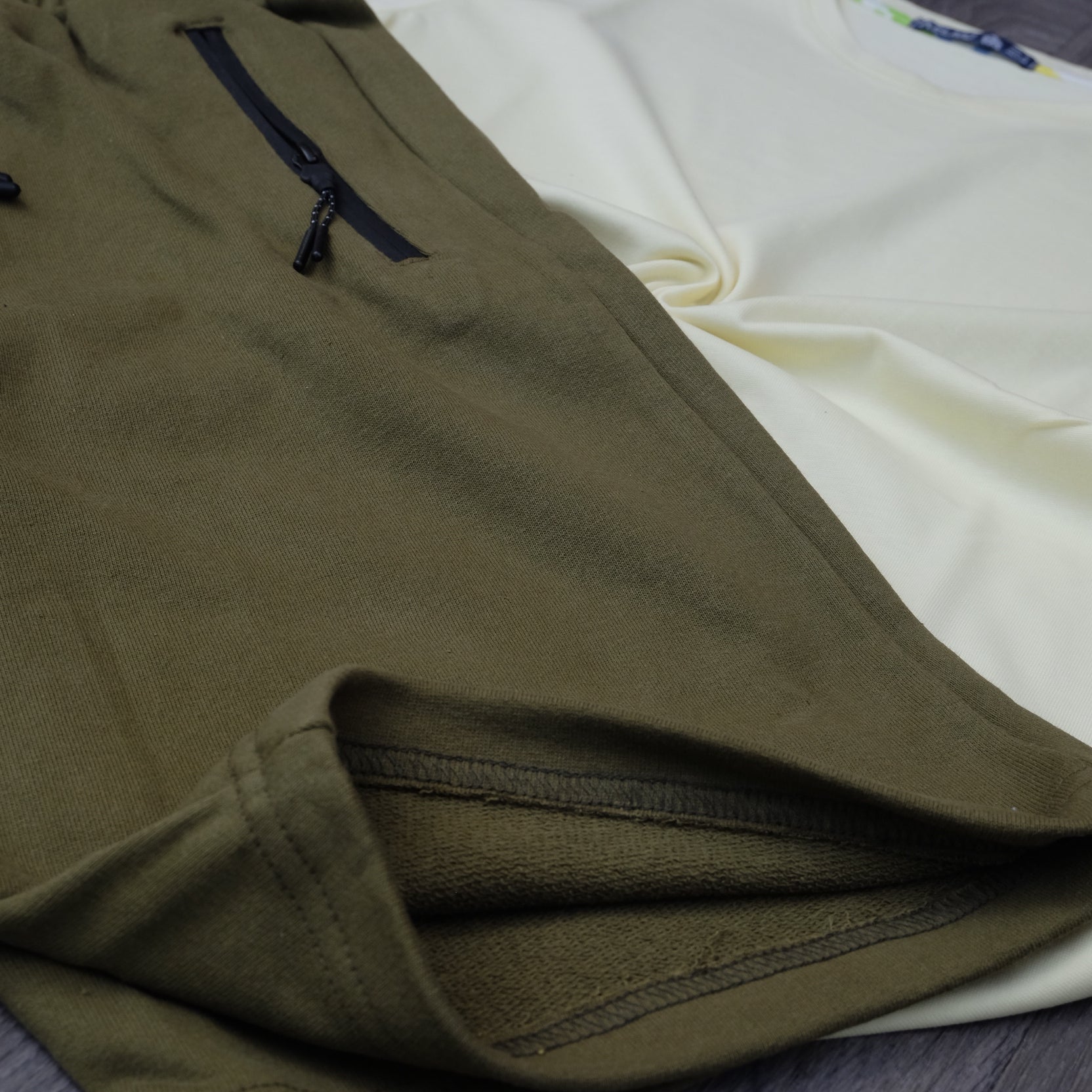 Ensemble T-Shirt Jaune et Short Kaki