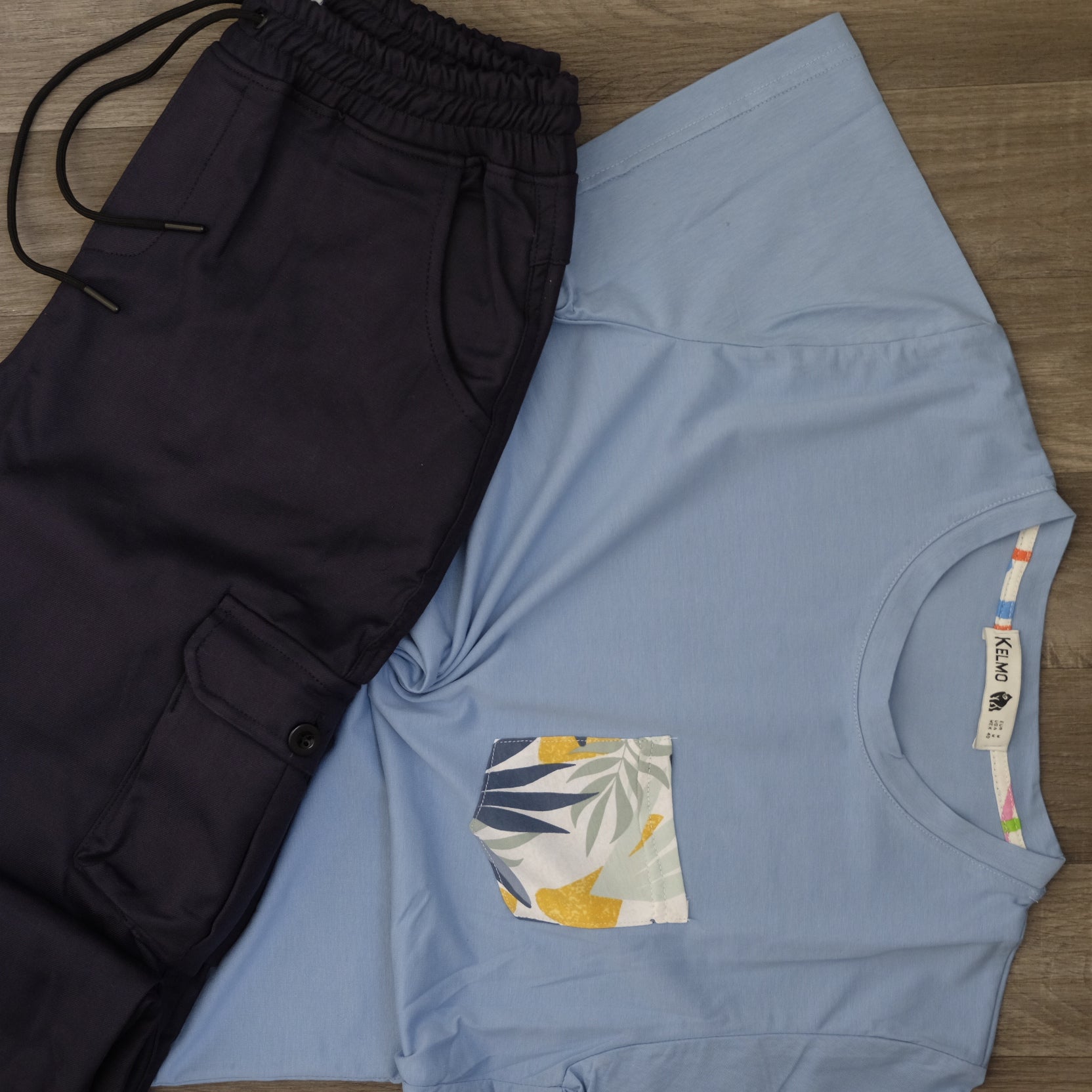 Ensemble T-shirt Bleu Ciel Hawaï et Cargo Bleu Marine