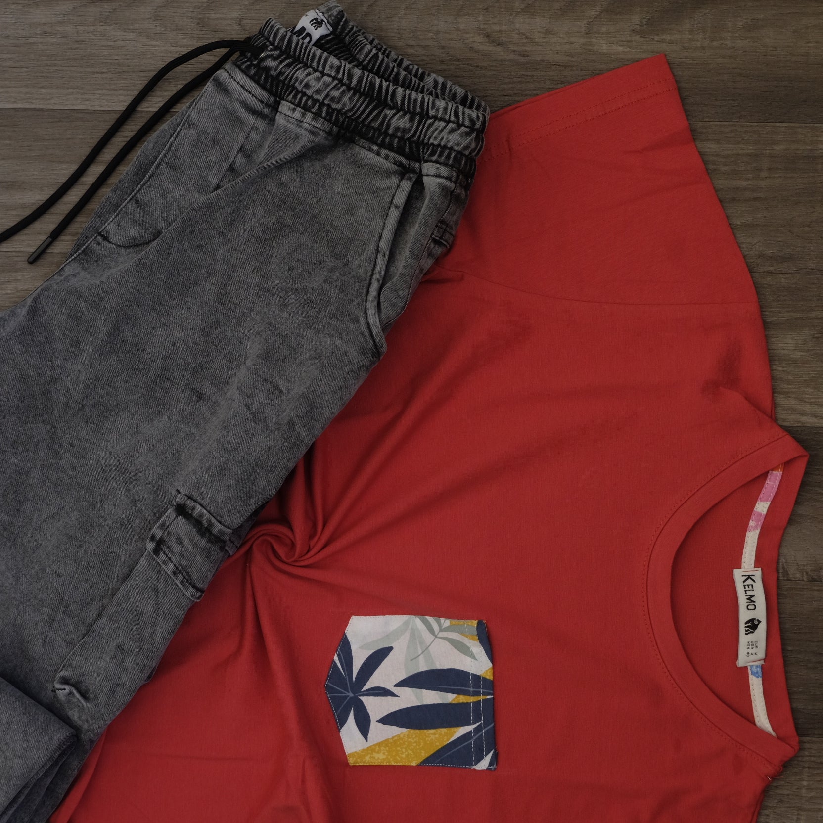Ensemble T-shirt Rouge Hawaï et Jean Gris Délavé