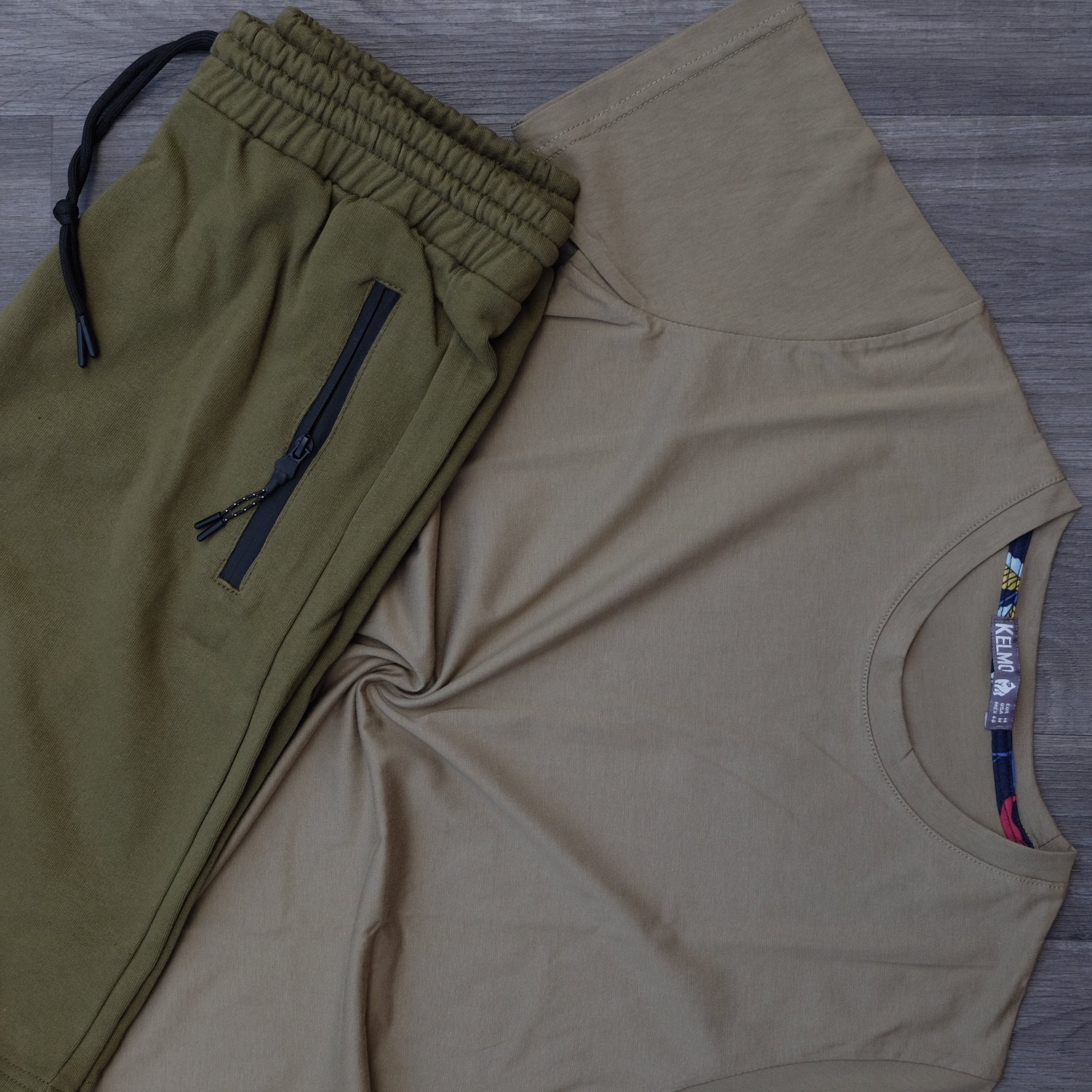 Ensemble T-Shirt Beige Foncé et Short Kaki