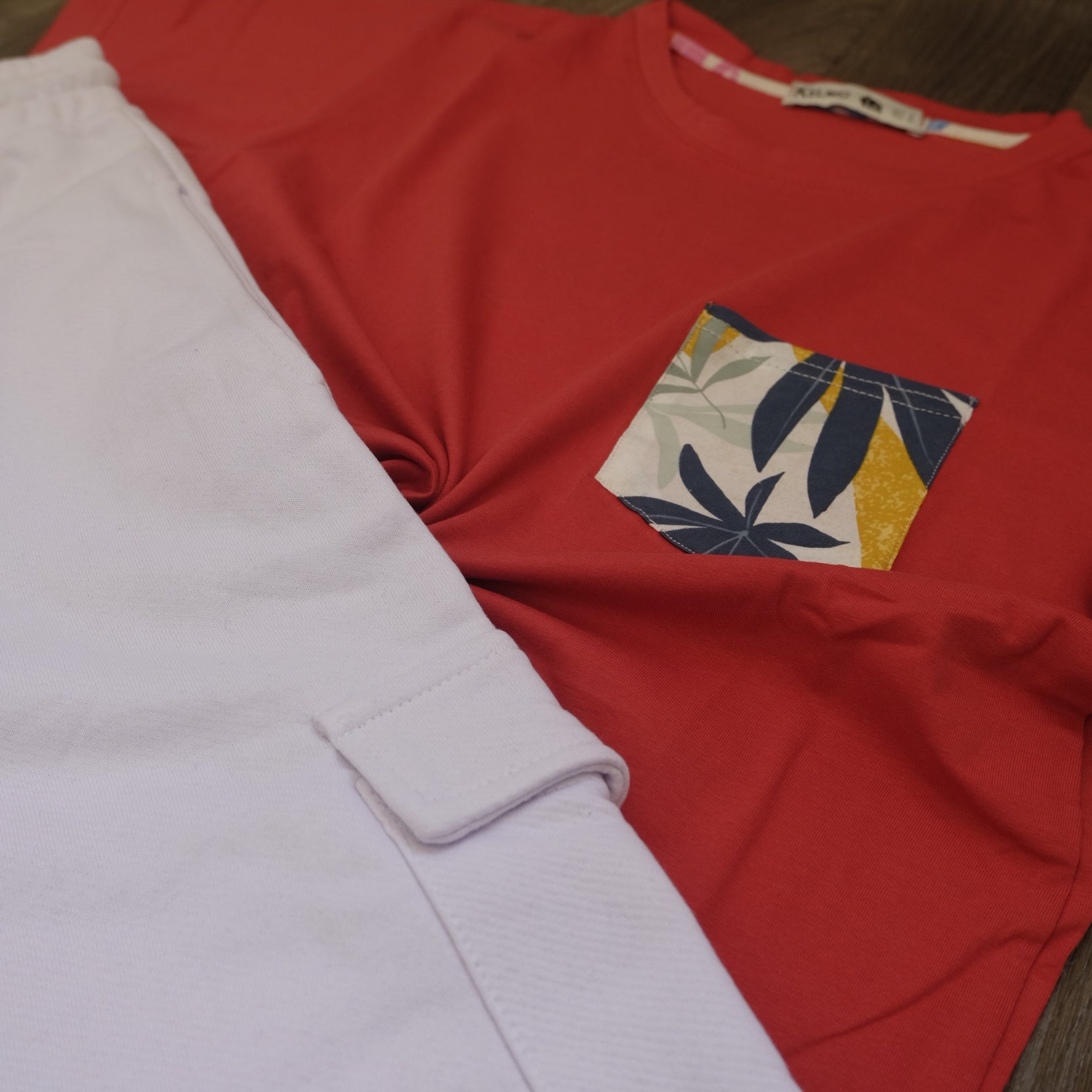 Ensemble T-shirt Rouge Hawaï et Jogging Cargo Blanc
