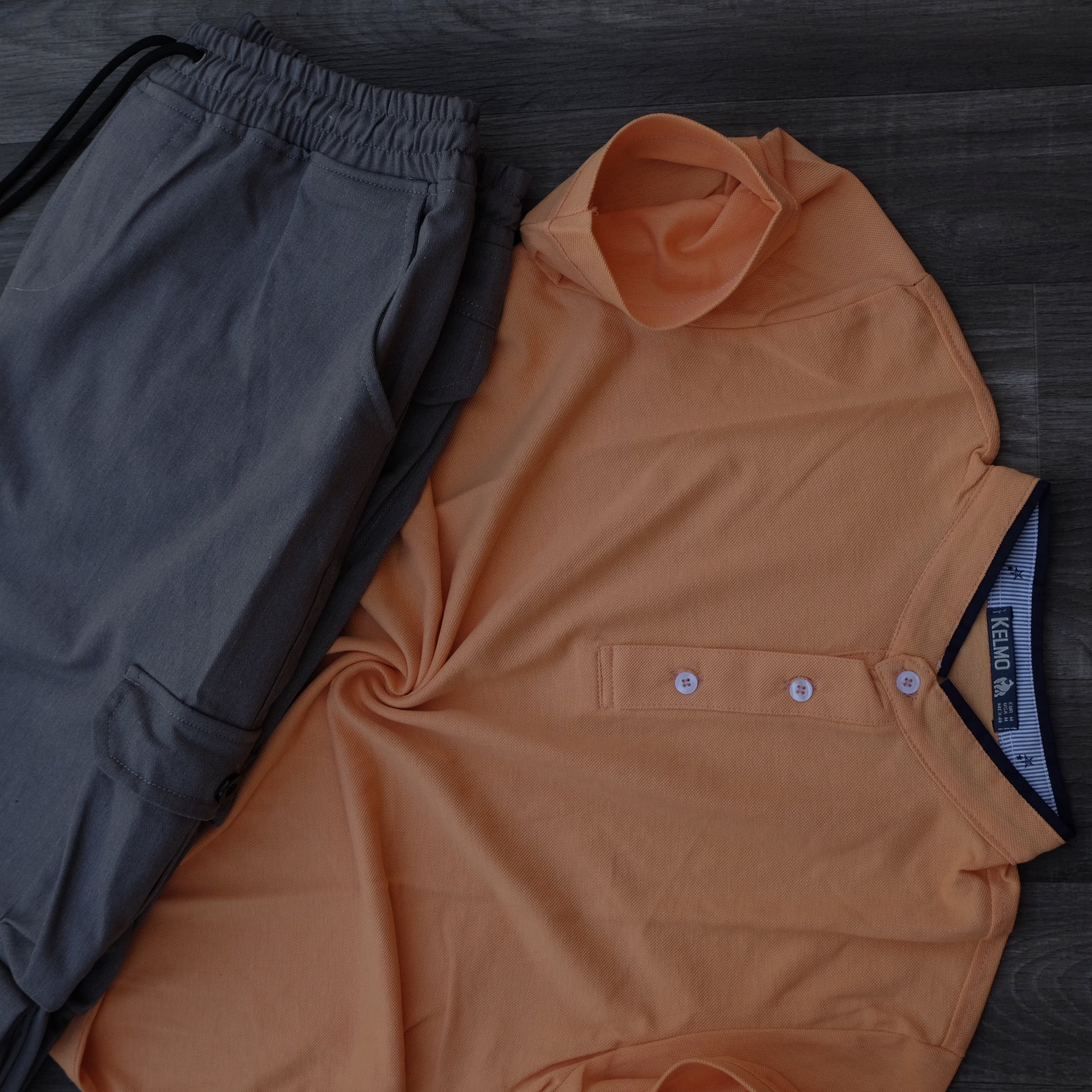 Ensemble Polo Orange Clair et Cargo Gris