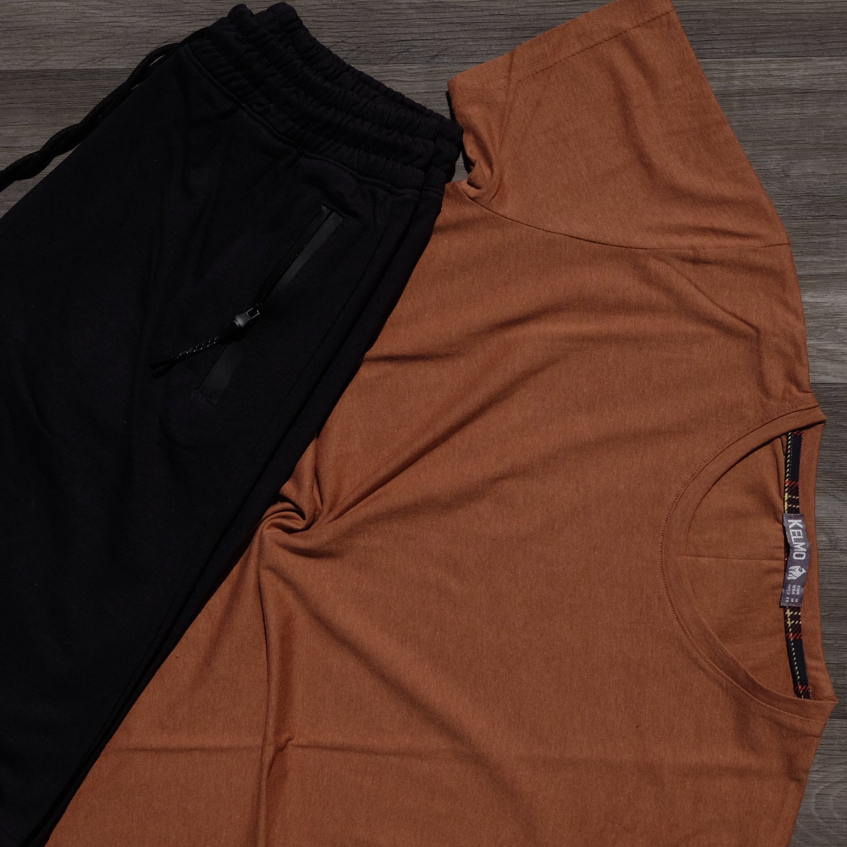 Ensemble T-Shirt Orange Foncé et Short Noir