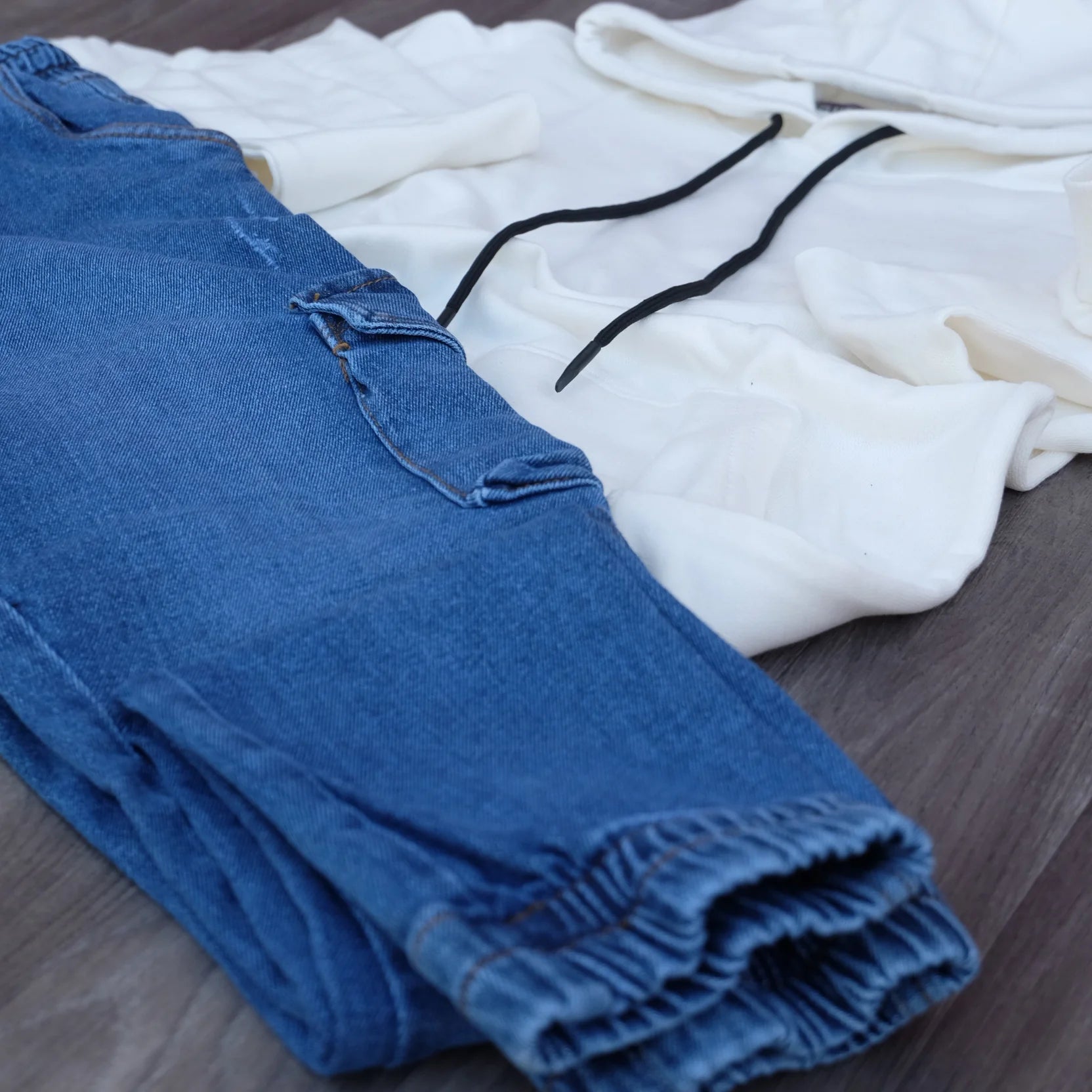 Ensemble Cargo Jeans Délavé Bleu et Capuche Cotton Blanc