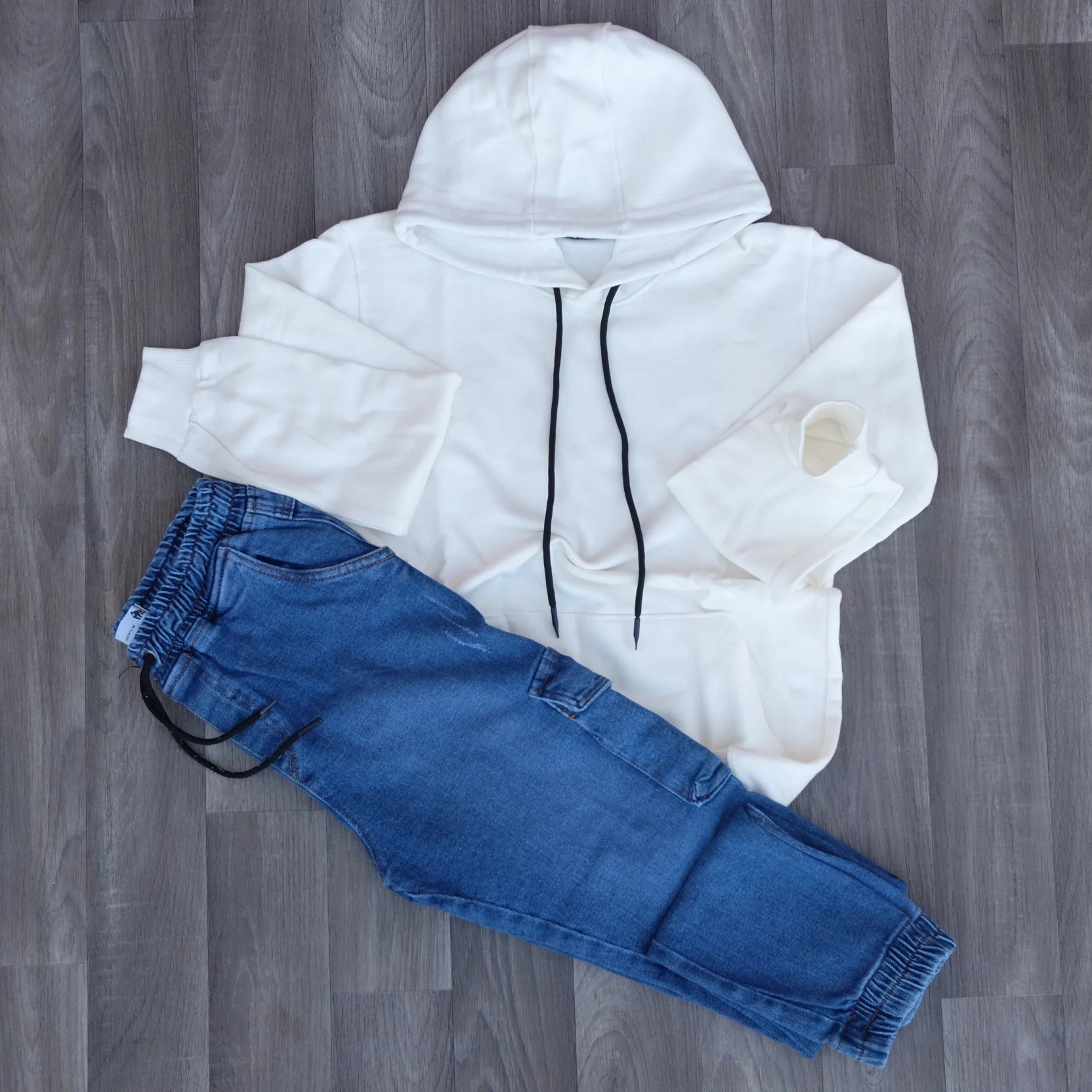 Ensemble Cargo Jeans Délavé Bleu et Capuche Cotton Blanc