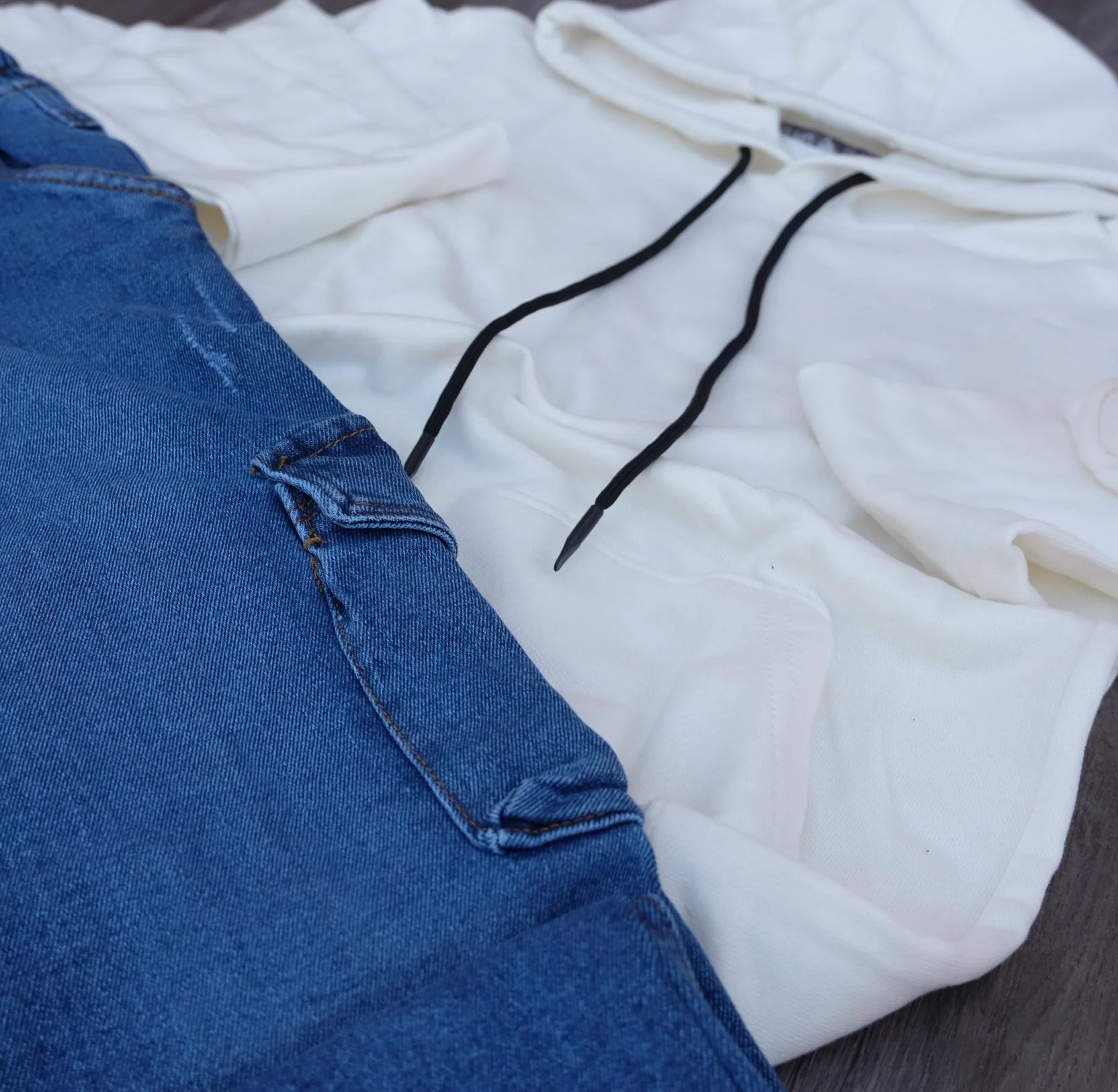 Ensemble Cargo Jeans Délavé Bleu et Capuche Cotton Blanc
