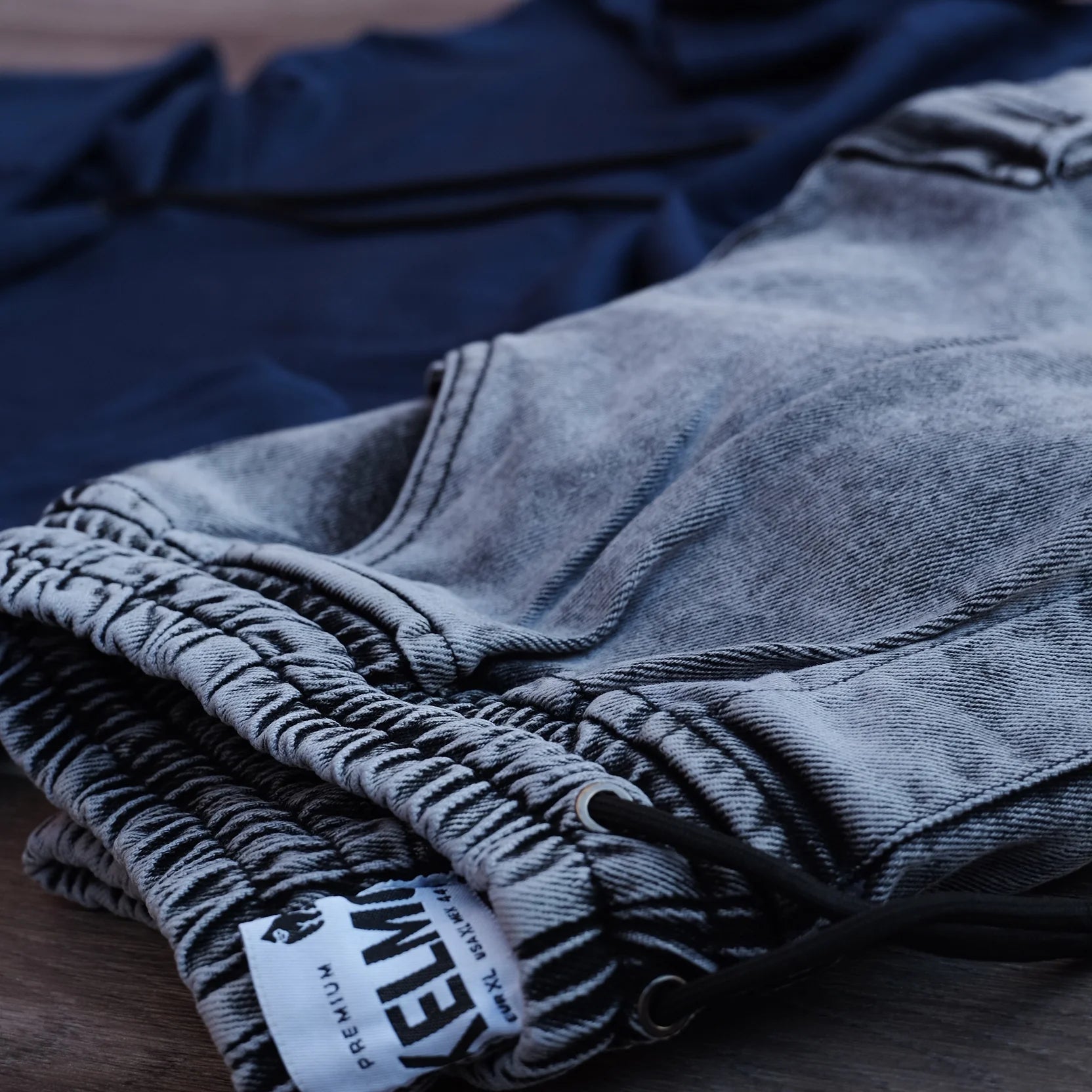 Ensemble Cargo Jeans Délavé Gris et Capuche Cotton Bleu Marine