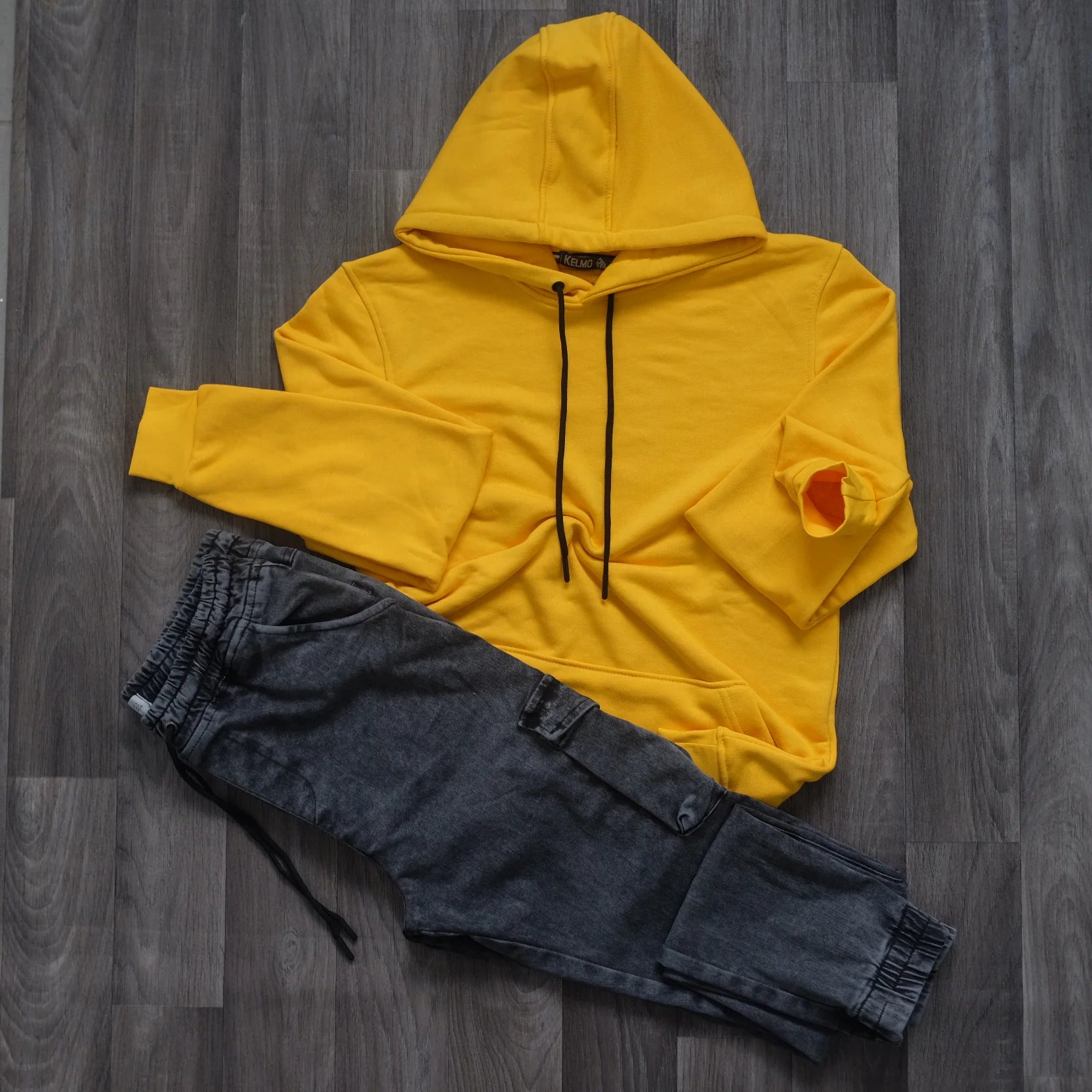 Ensemble Cargo Jeans Délavé Gris et Capuche Cotton Jaune