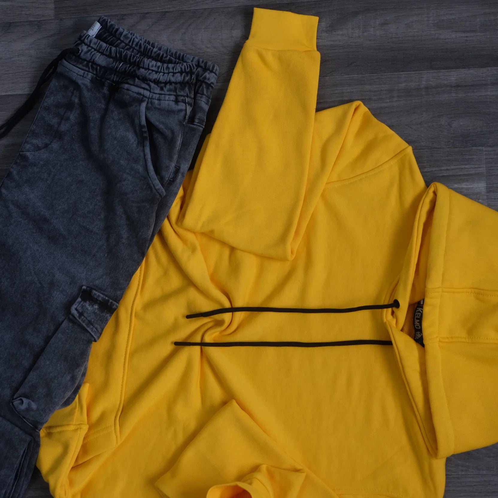 Ensemble Cargo Jeans Délavé Gris et Capuche Cotton Jaune