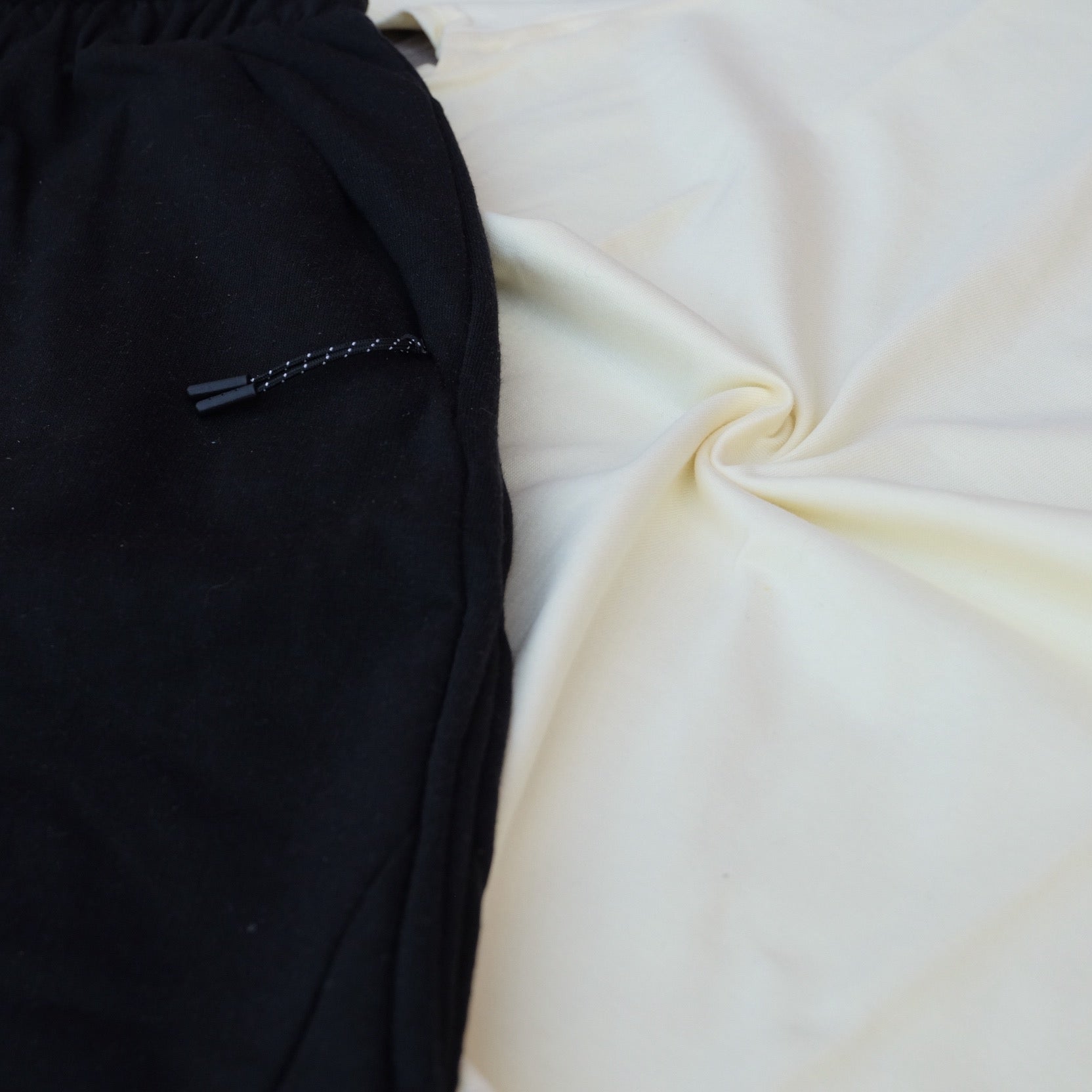 Ensemble Jogging Noir et T-Shirt Jaune Poussin