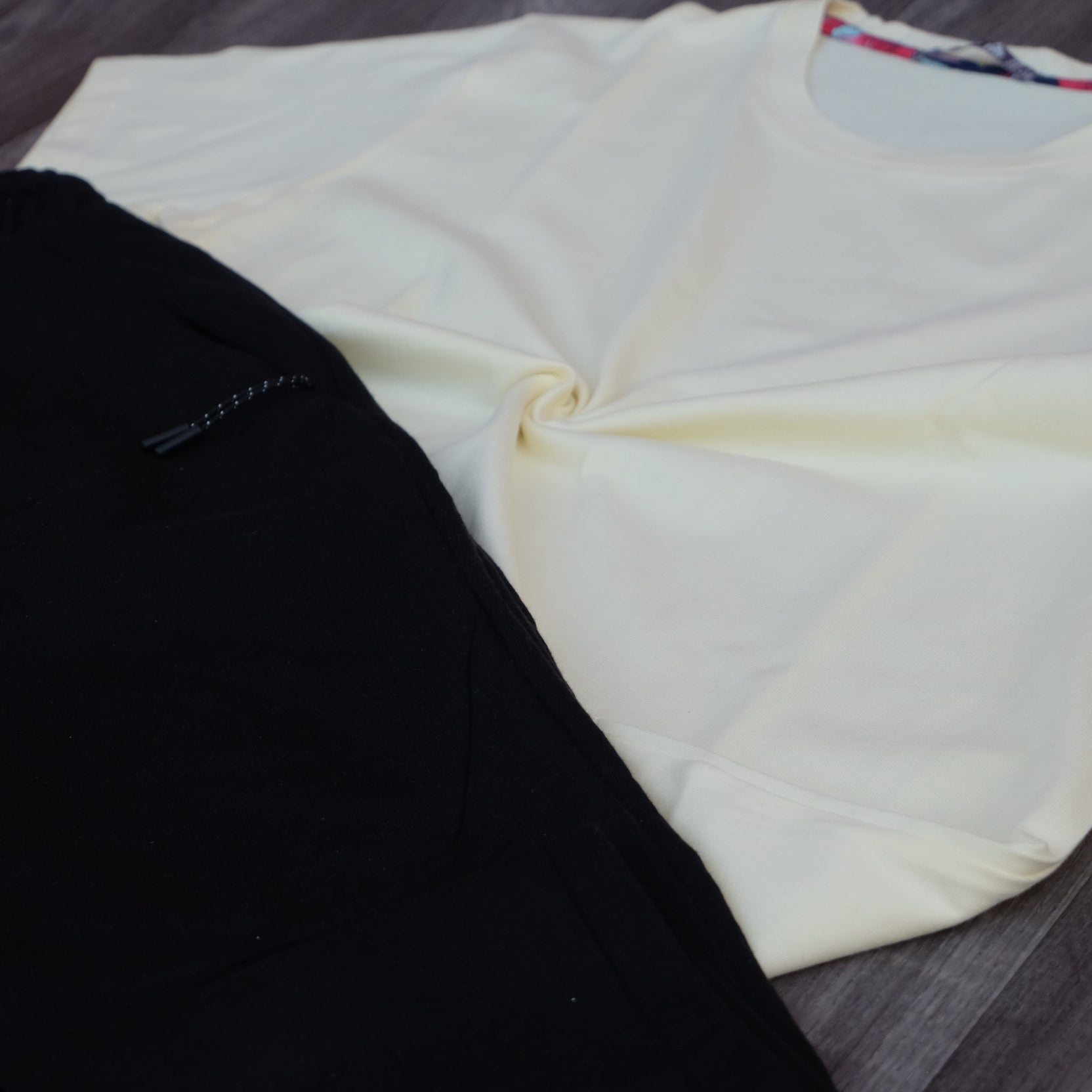 Ensemble Jogging Noir et T-Shirt Jaune Poussin