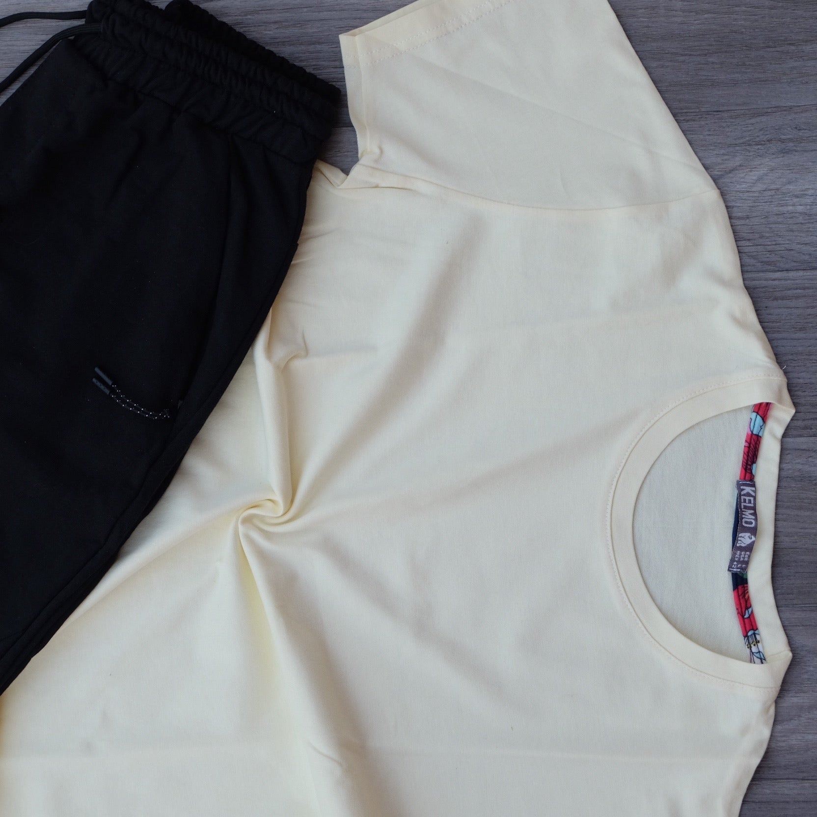 Ensemble Jogging Noir et T-Shirt Jaune Poussin