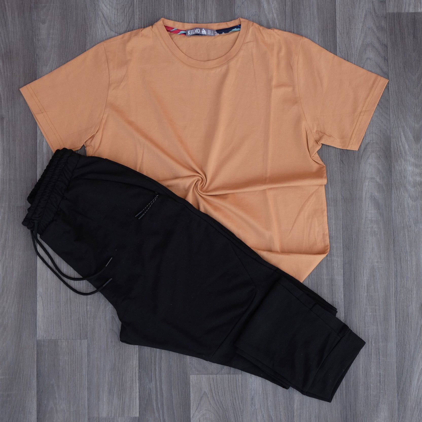 Ensemble Jogging Noir et T-Shirt Marron Clair