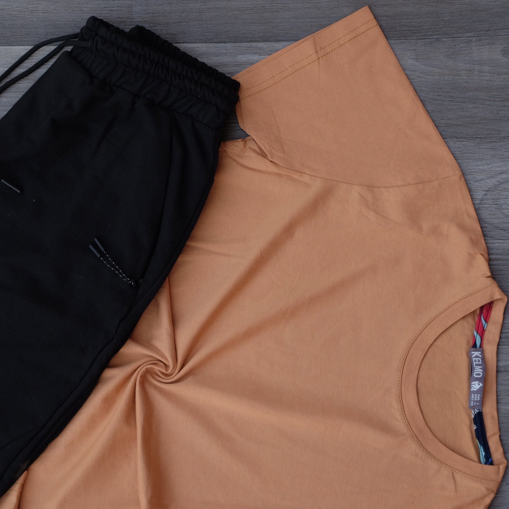 Ensemble Jogging Noir et T-Shirt Marron Clair