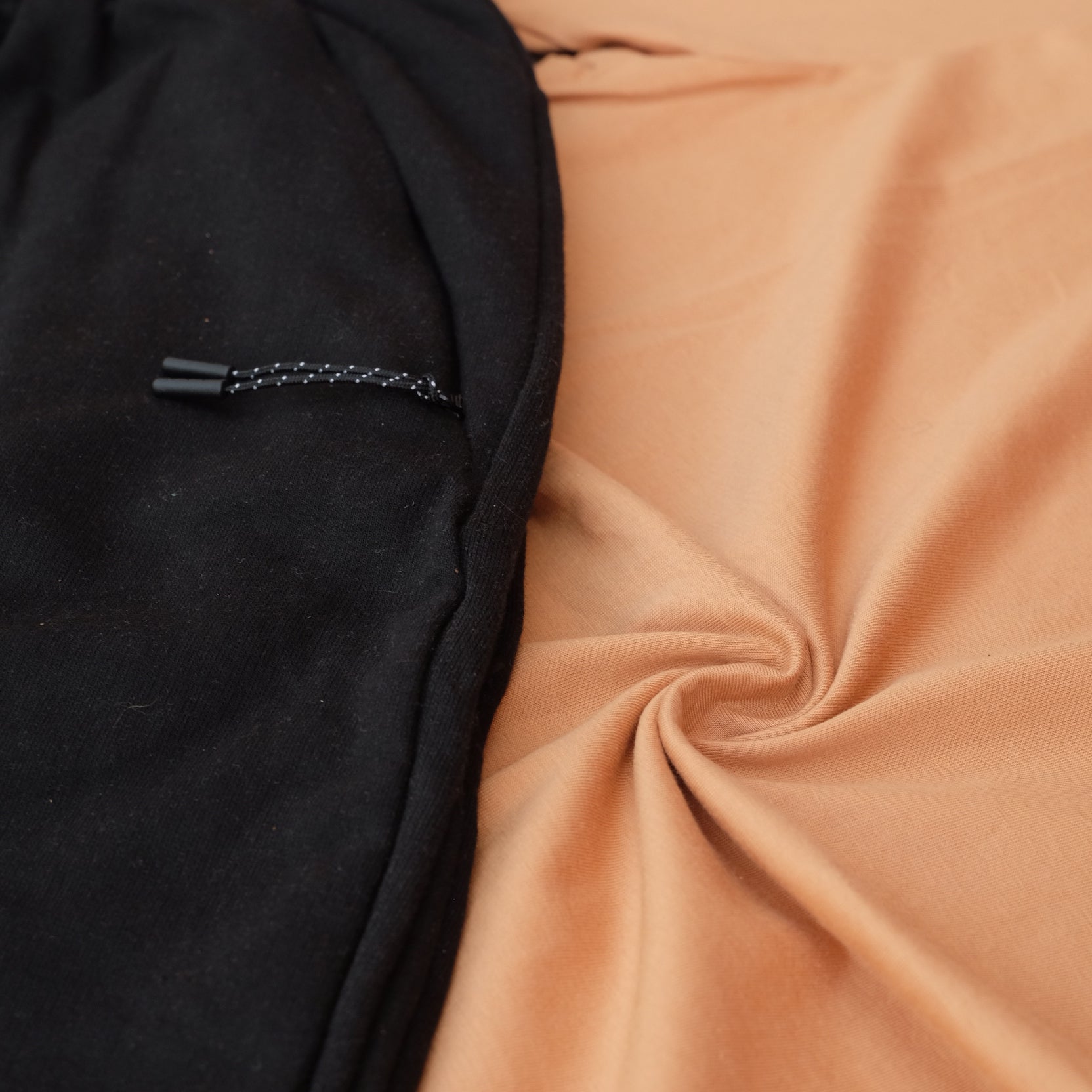 Ensemble Jogging Noir et T-Shirt Marron Clair