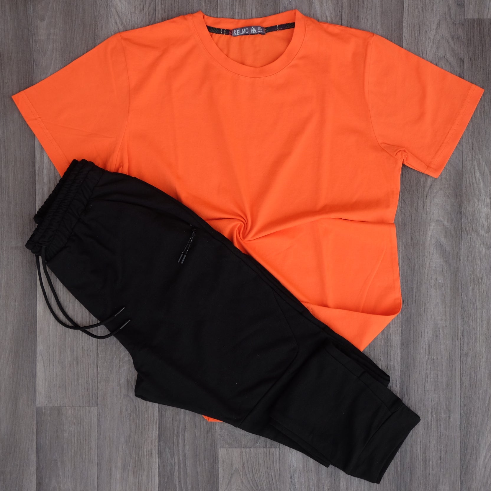 Ensemble Jogging Noir et T-Shirt Orange