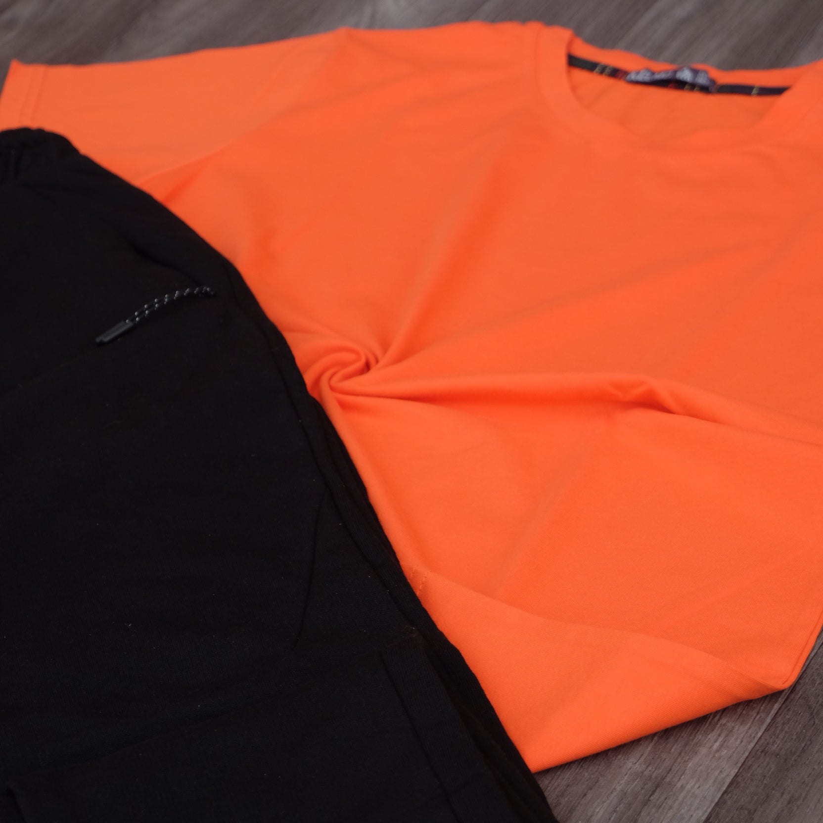 Ensemble Jogging Noir et T-Shirt Orange