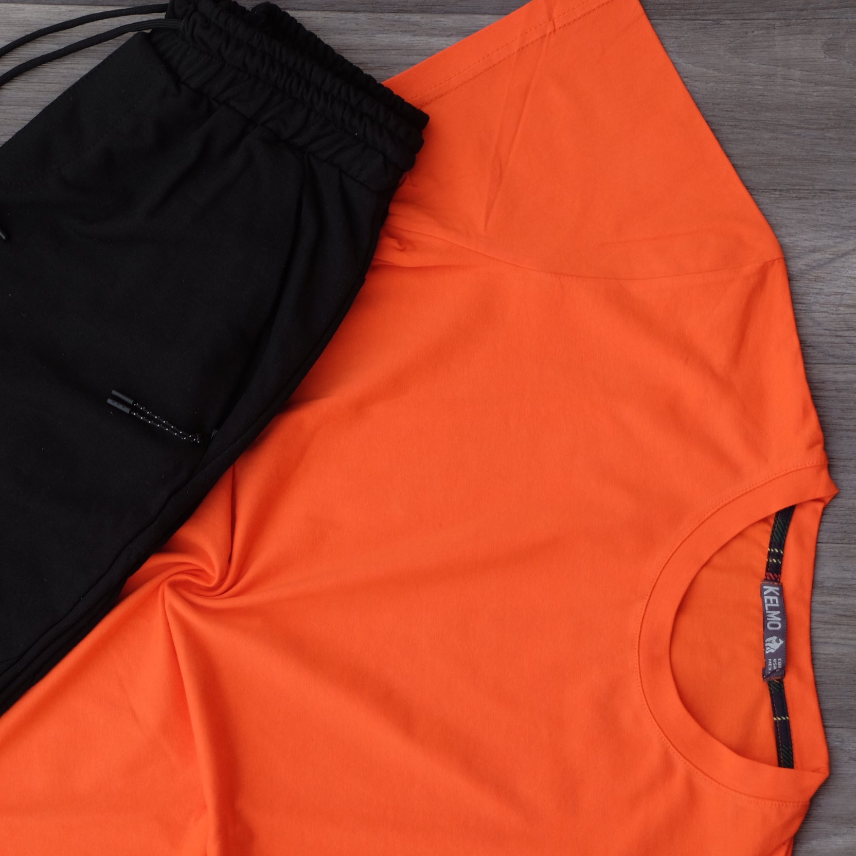 Ensemble Jogging Noir et T-Shirt Orange
